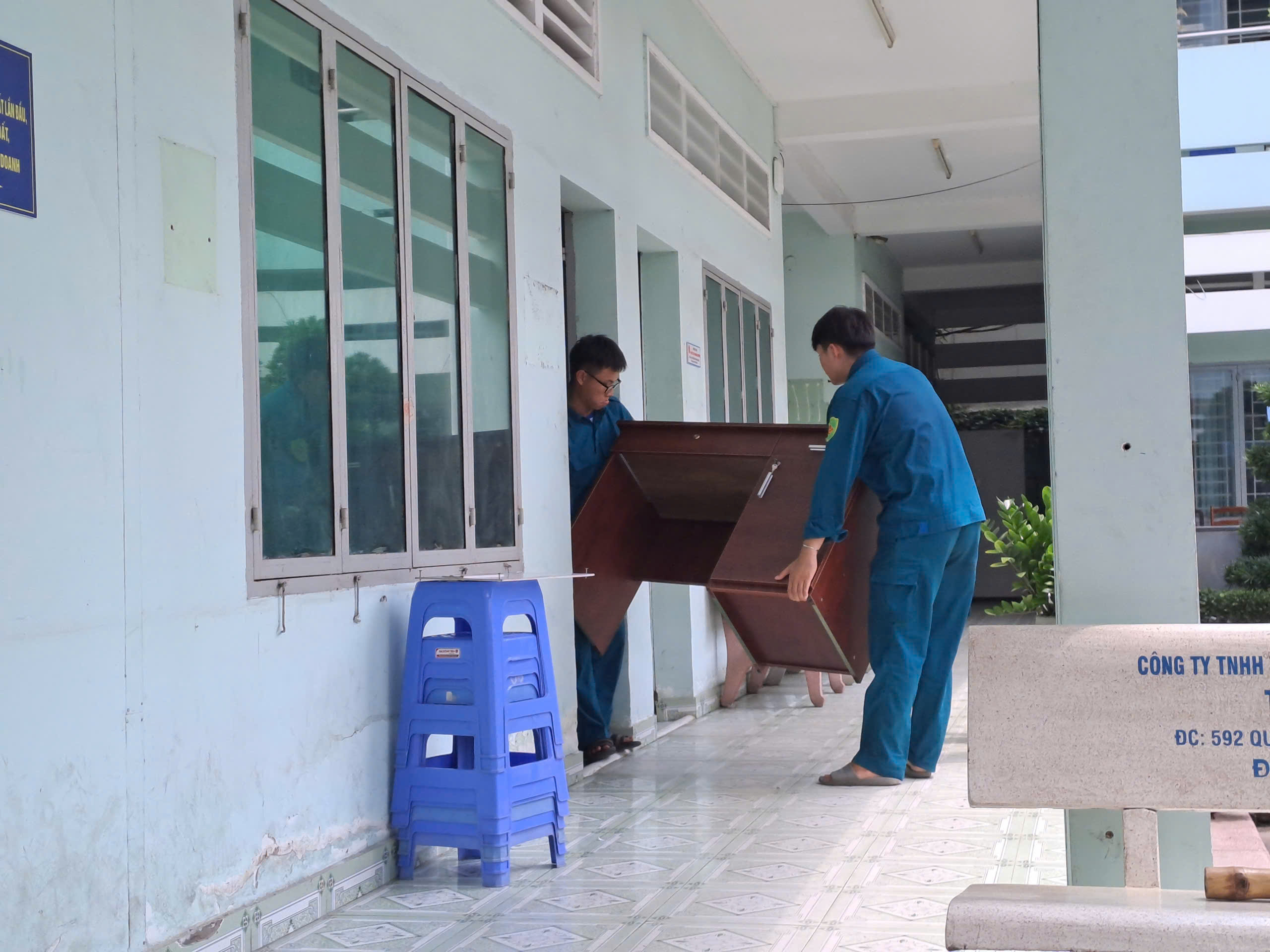 Nhiều địa phương ở TP HCM bất tật gắn bảng tên phường mới - Ảnh 8.