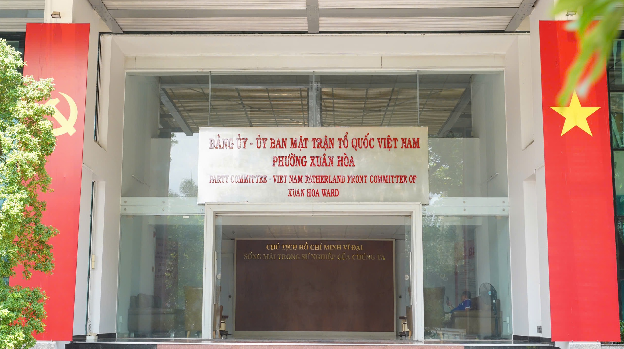 Nhiều địa phương ở TP HCM bất tật gắn bảng tên phường mới - Ảnh 1.
