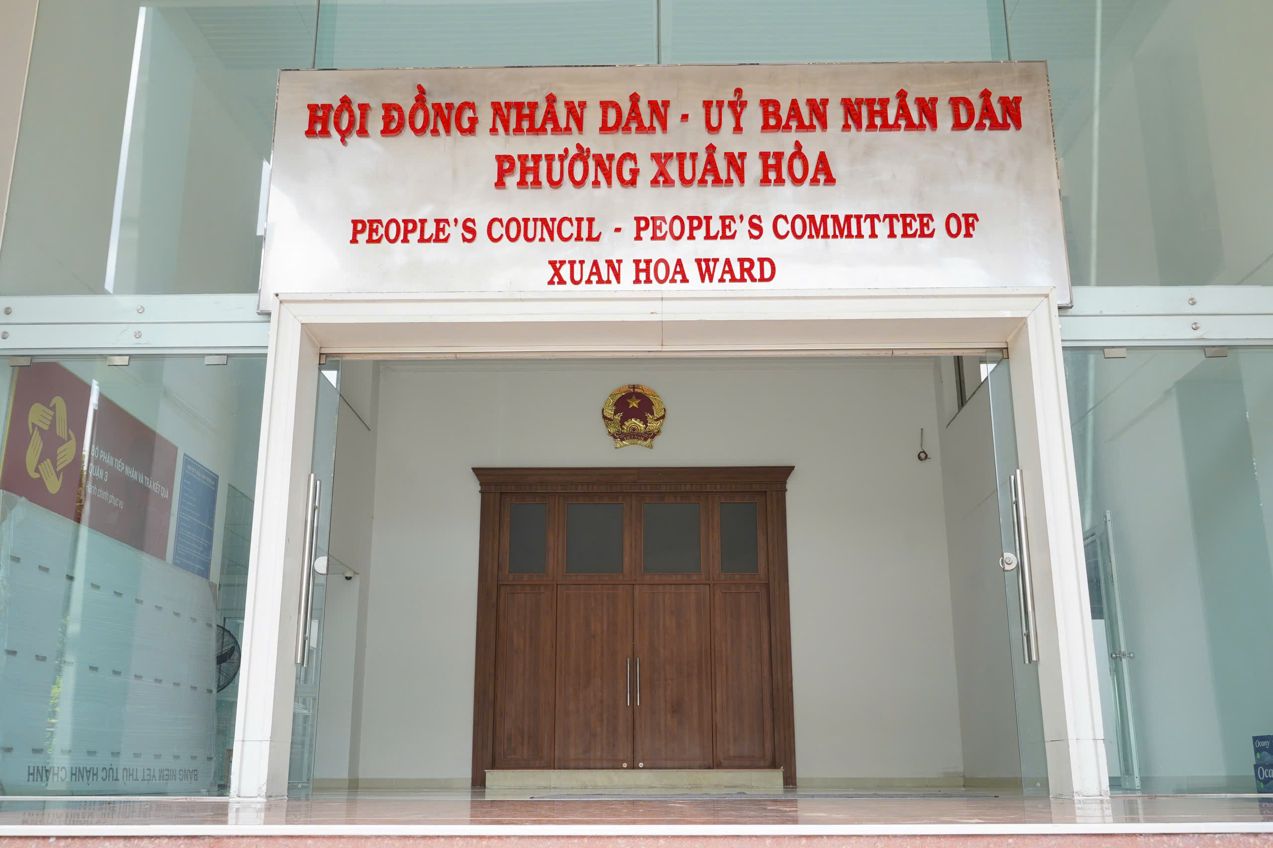 Nhiều địa phương ở TP HCM bất tật gắn bảng tên phường mới - Ảnh 2.