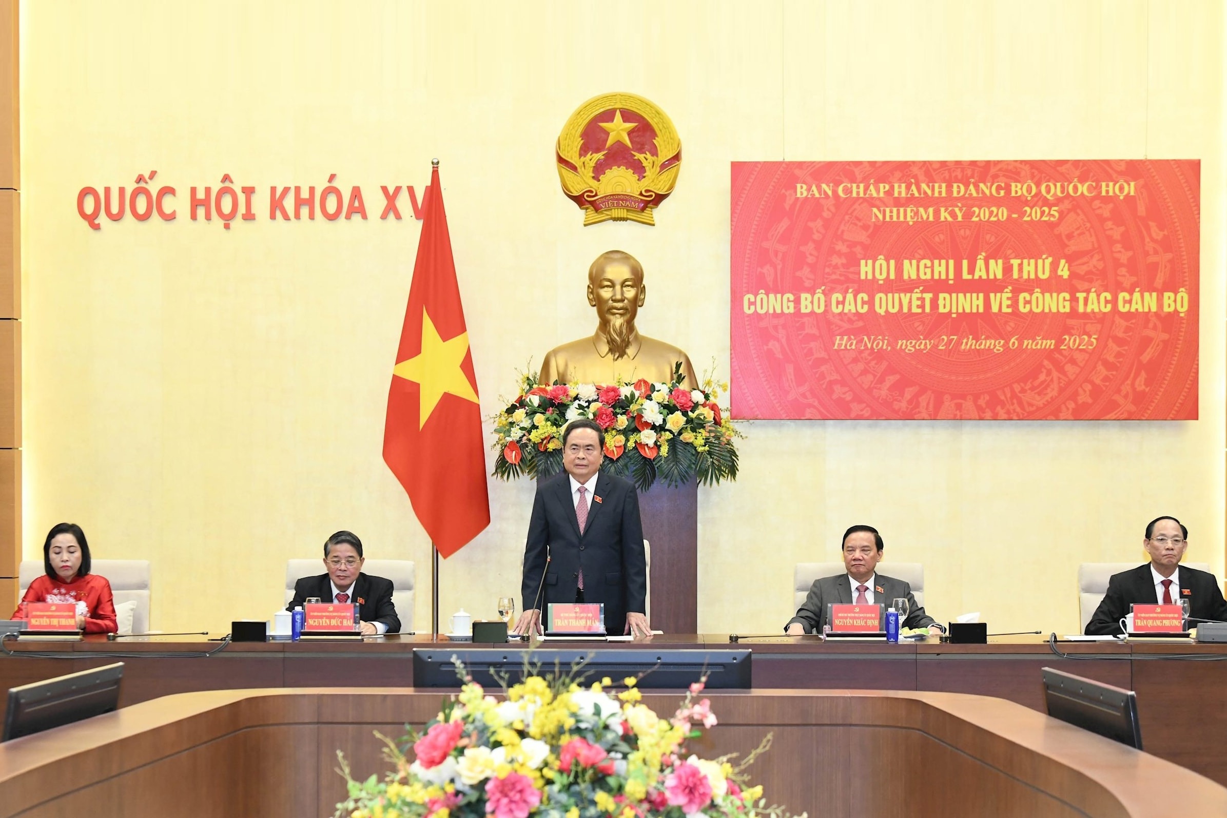 Chủ tịch Quốc hội Trần Thanh Mẫn trao quyết định về c&ocirc;ng t&aacute;c c&aacute;n bộ tại Quốc hội - Ảnh 1.