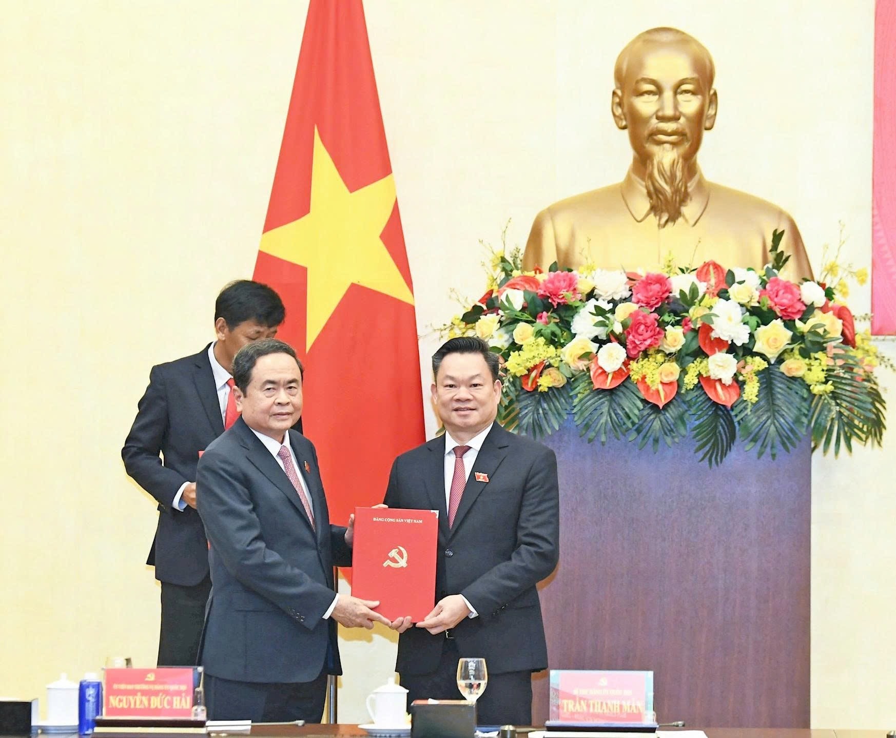 Chủ tịch Quốc hội Trần Thanh Mẫn trao quyết định về c&ocirc;ng t&aacute;c c&aacute;n bộ tại Quốc hội - Ảnh 3.