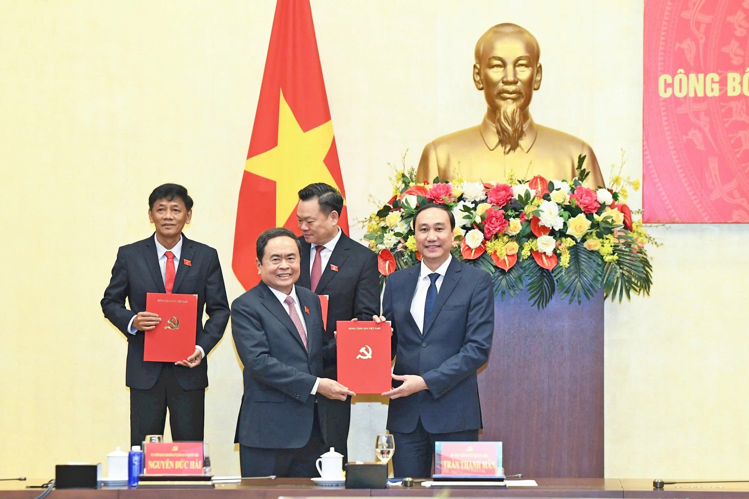Chủ tịch Quốc hội Trần Thanh Mẫn trao quyết định về c&ocirc;ng t&aacute;c c&aacute;n bộ tại Quốc hội - Ảnh 4.