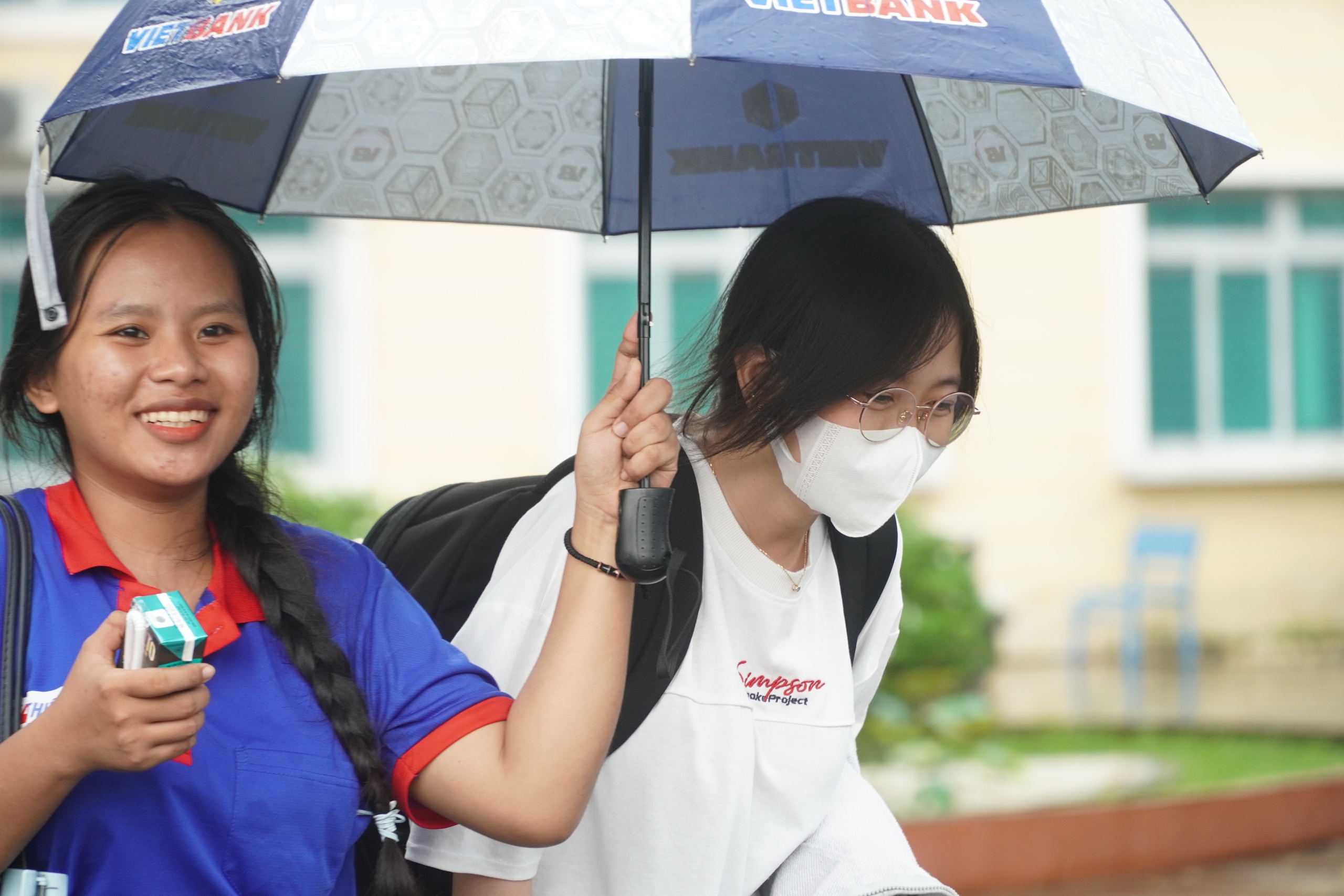Kết th&uacute;c b&agrave;i thi tiếng Anh, th&iacute; sinh tự do phấn khởi "ẵm" tr&ecirc;n 8 điểm  - Ảnh 3.