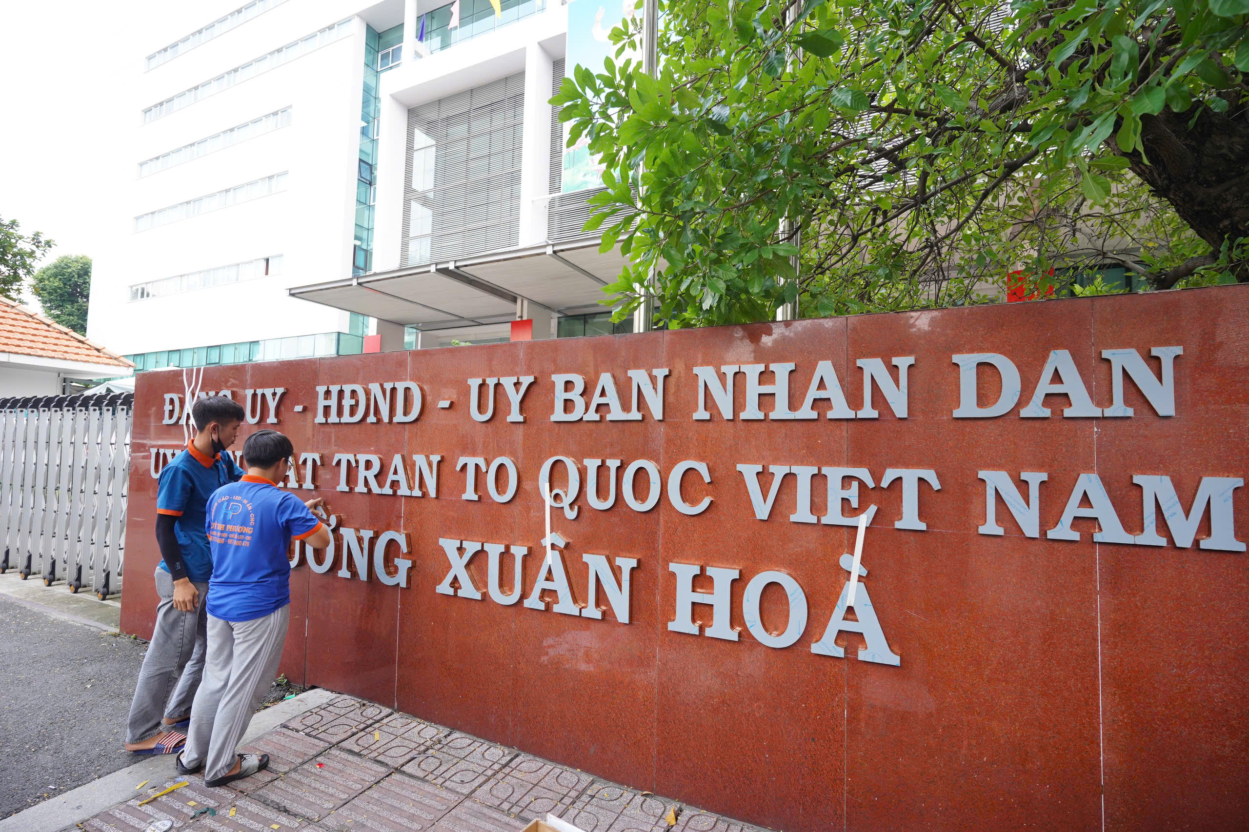 Nhiều địa phương ở TP HCM bất tật gắn bảng tên phường mới - Ảnh 3.