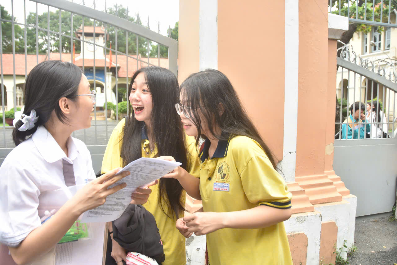 Sĩ tử cười tươi, phụ huynh bật kh&oacute;c sau kỳ thi tốt nghiệp THPT 2025 - Ảnh 1.
