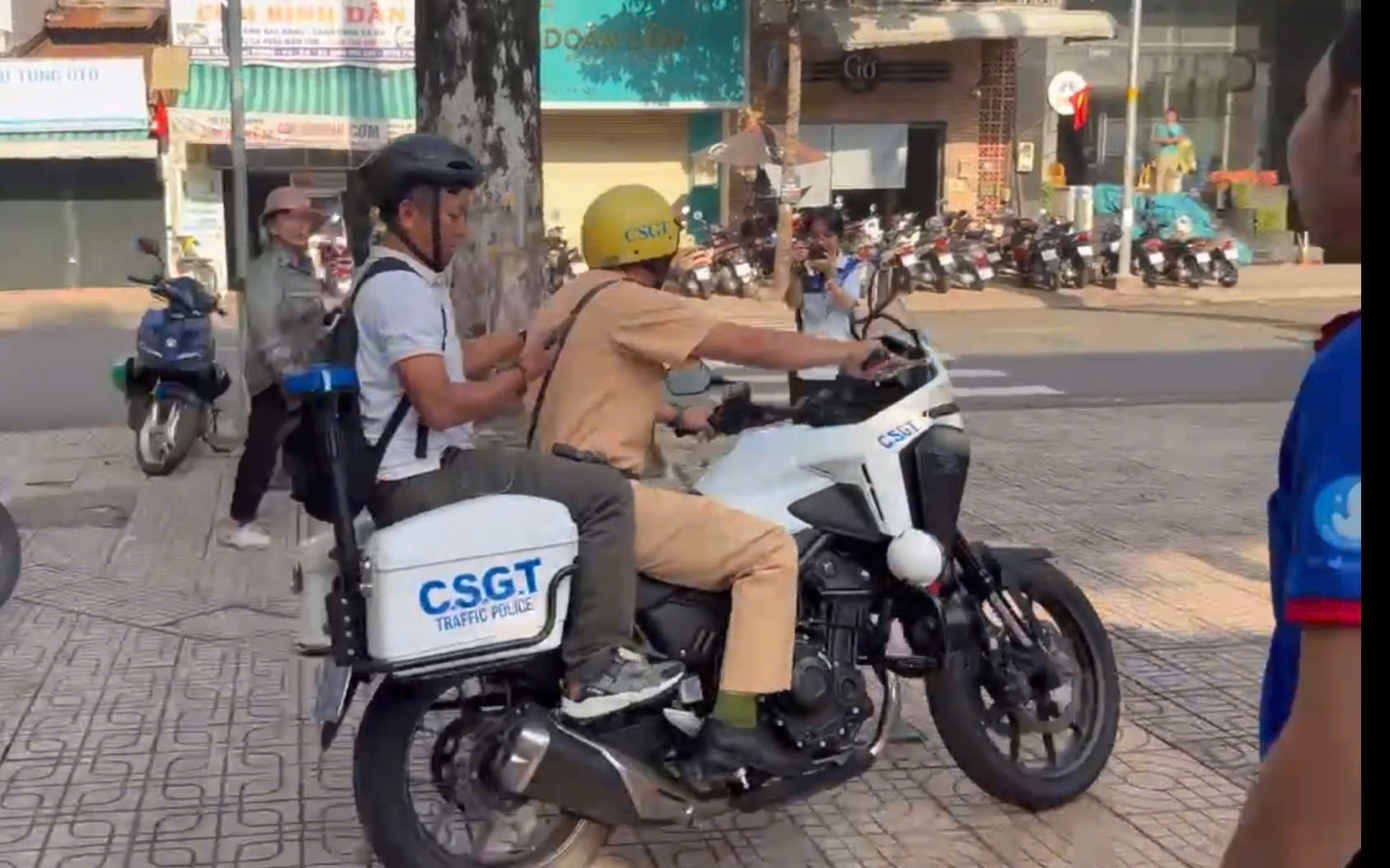 Ngày thi thứ 2, hai học sinh ở TP HCM suýt không được dự thi tốt nghiệp THPT