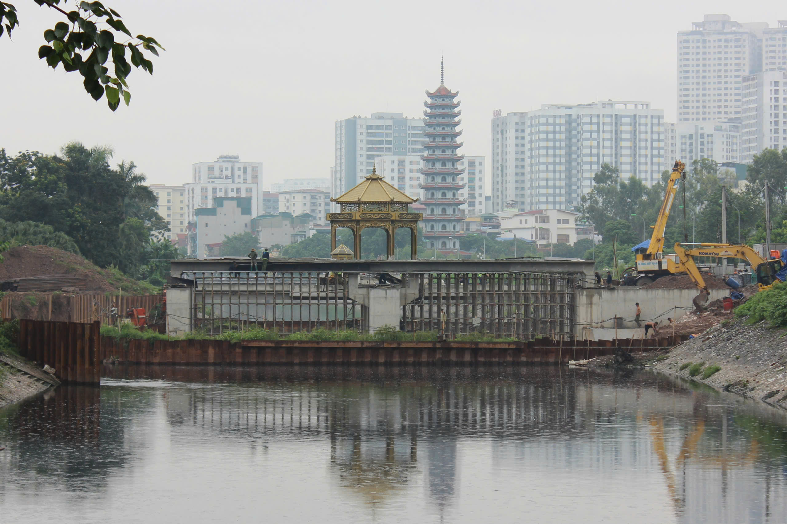 Cận cảnh đập d&acirc;ng trong qu&aacute; tr&igrave;nh "hồi sinh" s&ocirc;ng T&ocirc; Lịch- Ảnh 1.