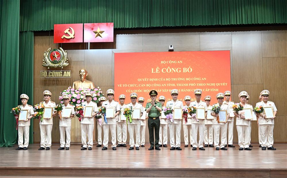 Đại tướng Lương Tam Quang trao quyết định cho 34 gi&aacute;m đốc c&ocirc;ng an tỉnh, th&agrave;nh phố- Ảnh 1.