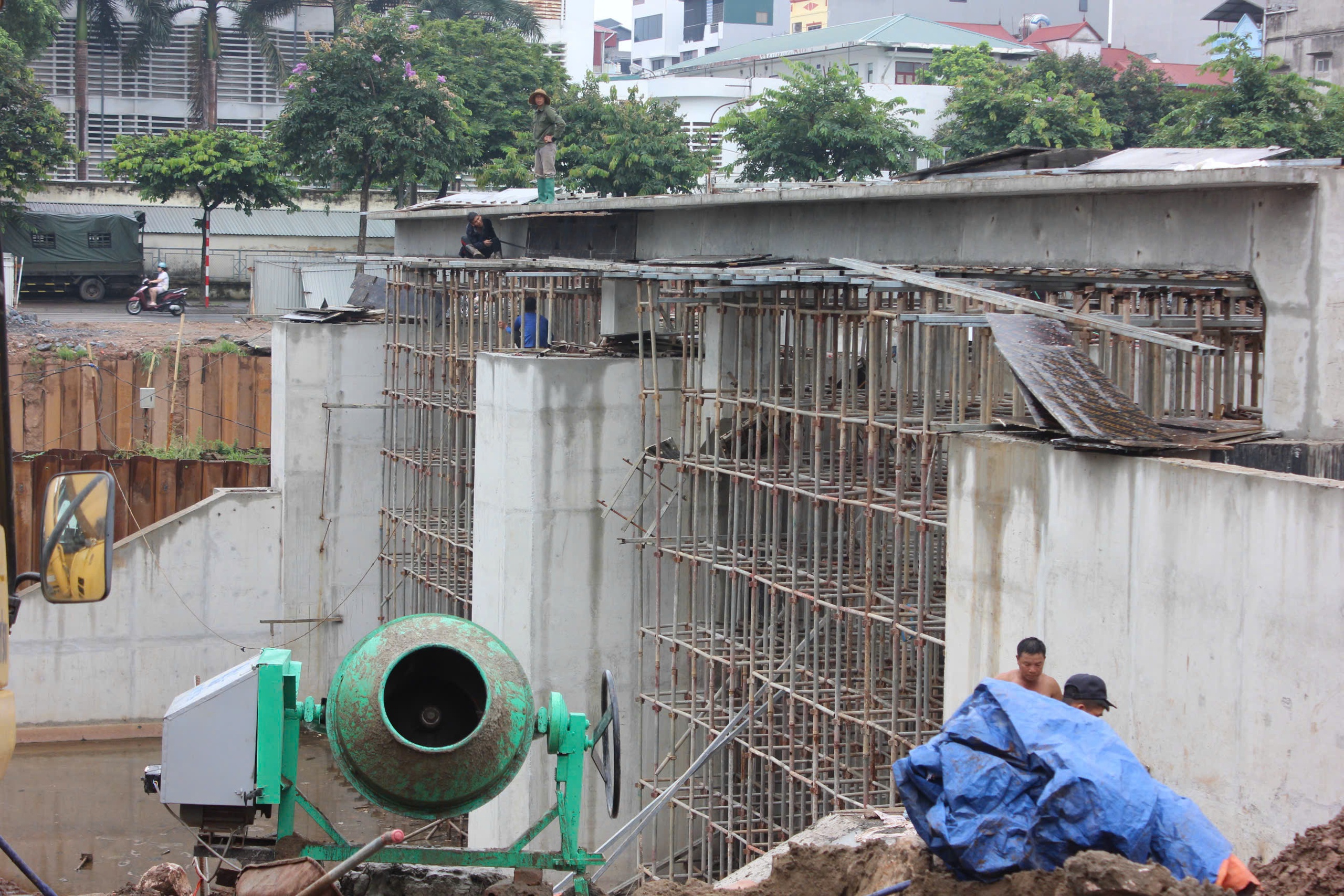 Cận cảnh đập d&acirc;ng trong qu&aacute; tr&igrave;nh "hồi sinh" s&ocirc;ng T&ocirc; Lịch- Ảnh 8.