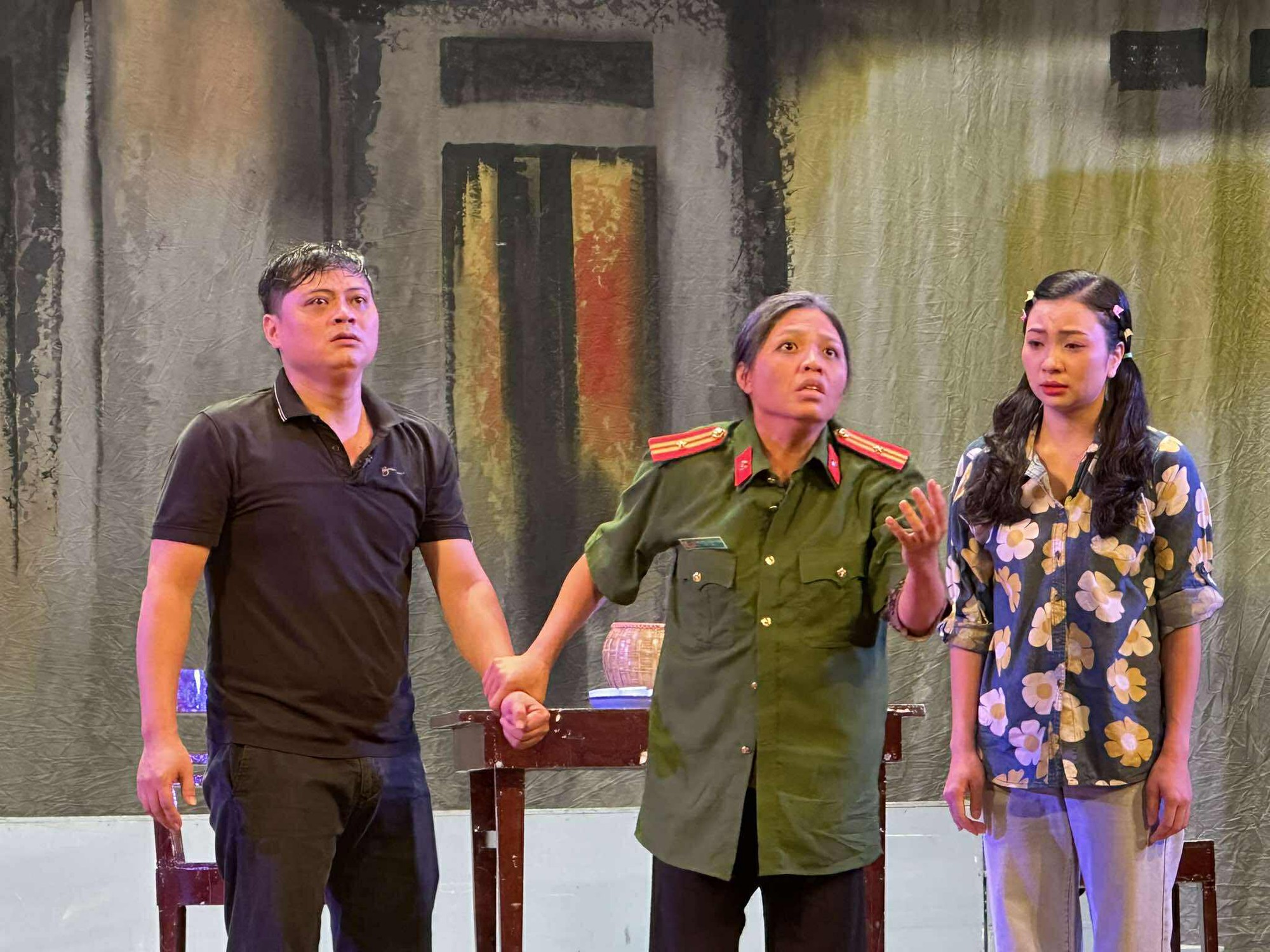 NSND L&ecirc; H&ugrave;ng tạo cảm x&uacute;c dạt d&agrave;o cho vở "Kh&ocirc;ng gục ng&atilde;" - Ảnh 1.