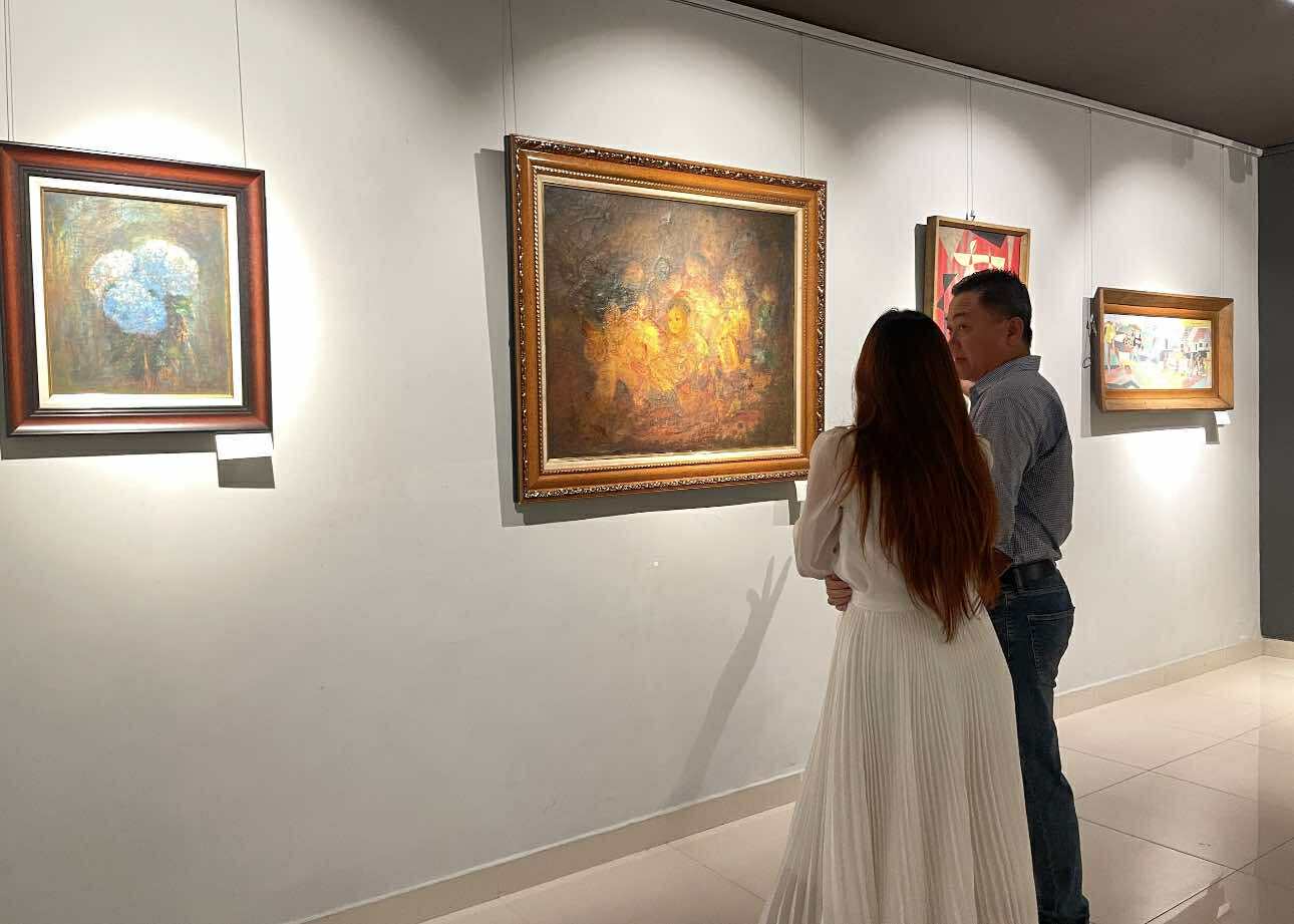 Đông người xem đến với triển lãm "Tác phẩm vang bóng một thời Sài Gòn xưa" - Ảnh 2.