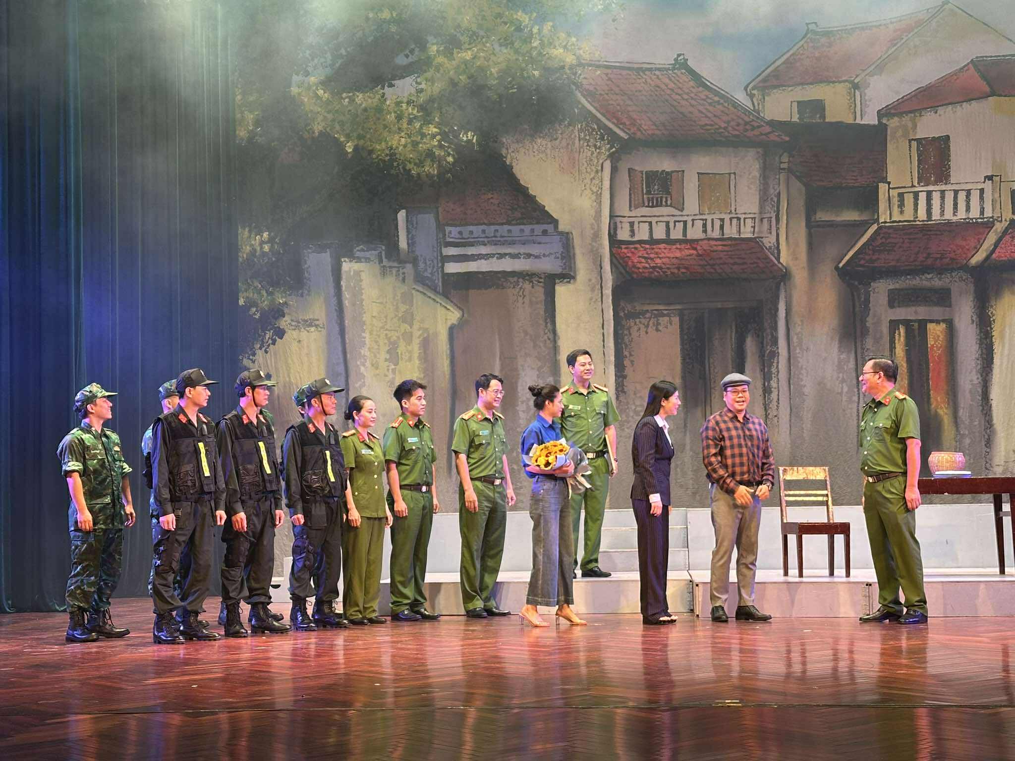 NSND L&ecirc; H&ugrave;ng tạo cảm x&uacute;c dạt d&agrave;o cho vở "Kh&ocirc;ng gục ng&atilde;" - Ảnh 6.
