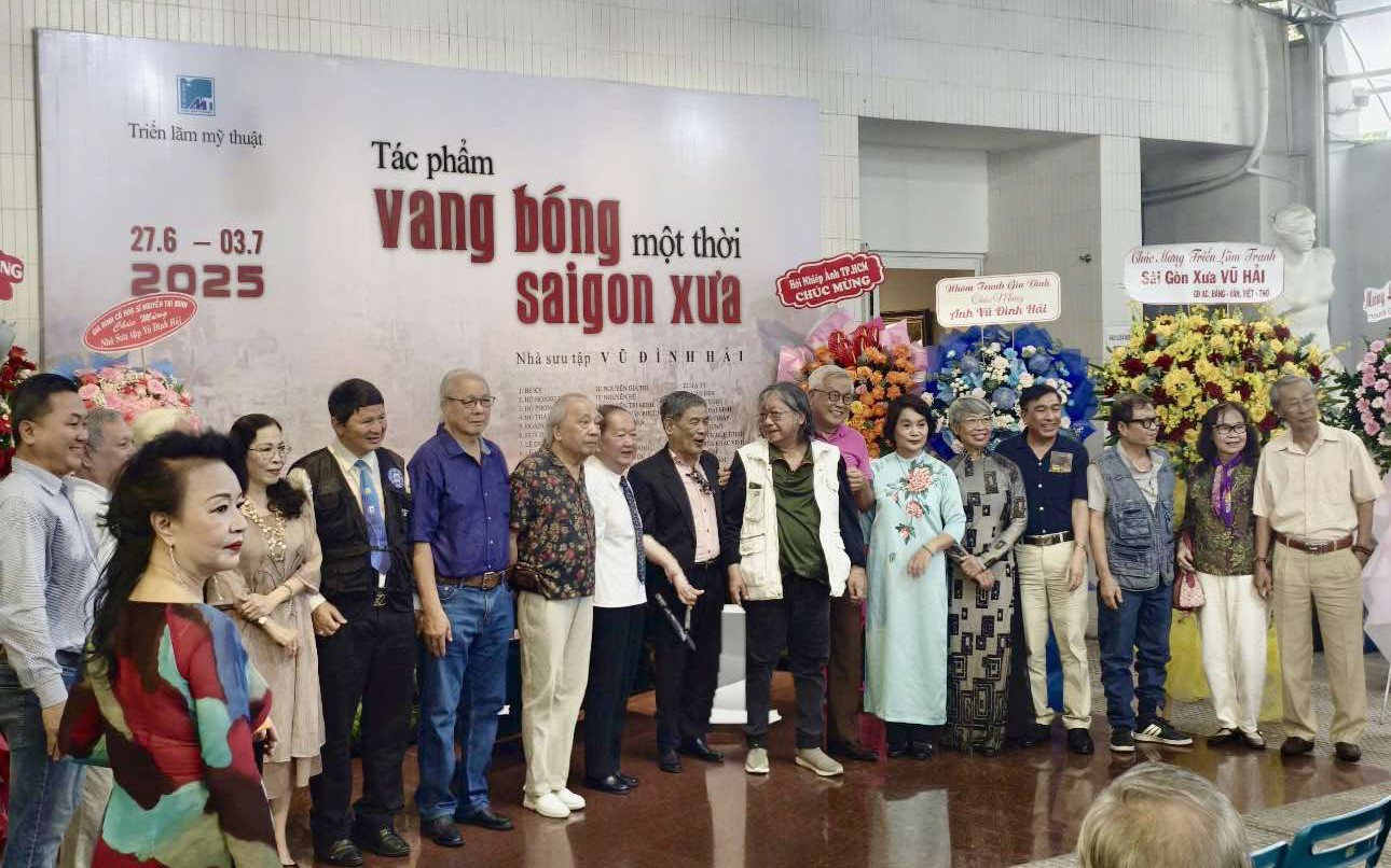 Đông người xem đến với triển lãm "Tác phẩm vang bóng một thời Sài Gòn xưa"