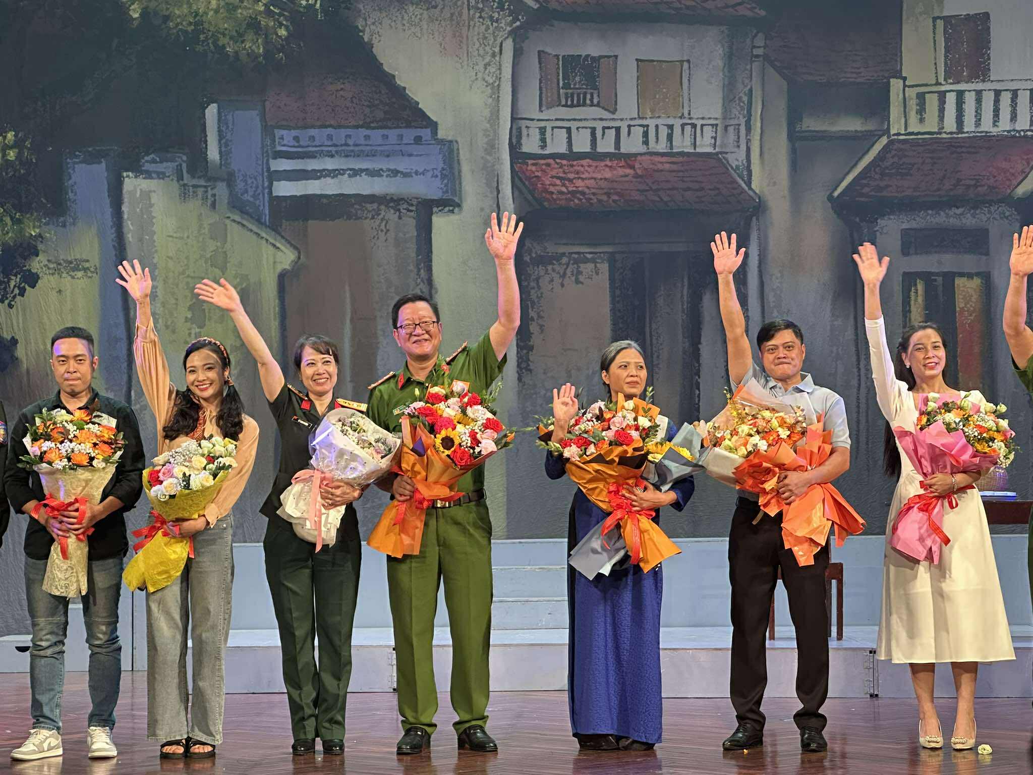 NSND L&ecirc; H&ugrave;ng tạo cảm x&uacute;c dạt d&agrave;o cho vở "Kh&ocirc;ng gục ng&atilde;" - Ảnh 4.