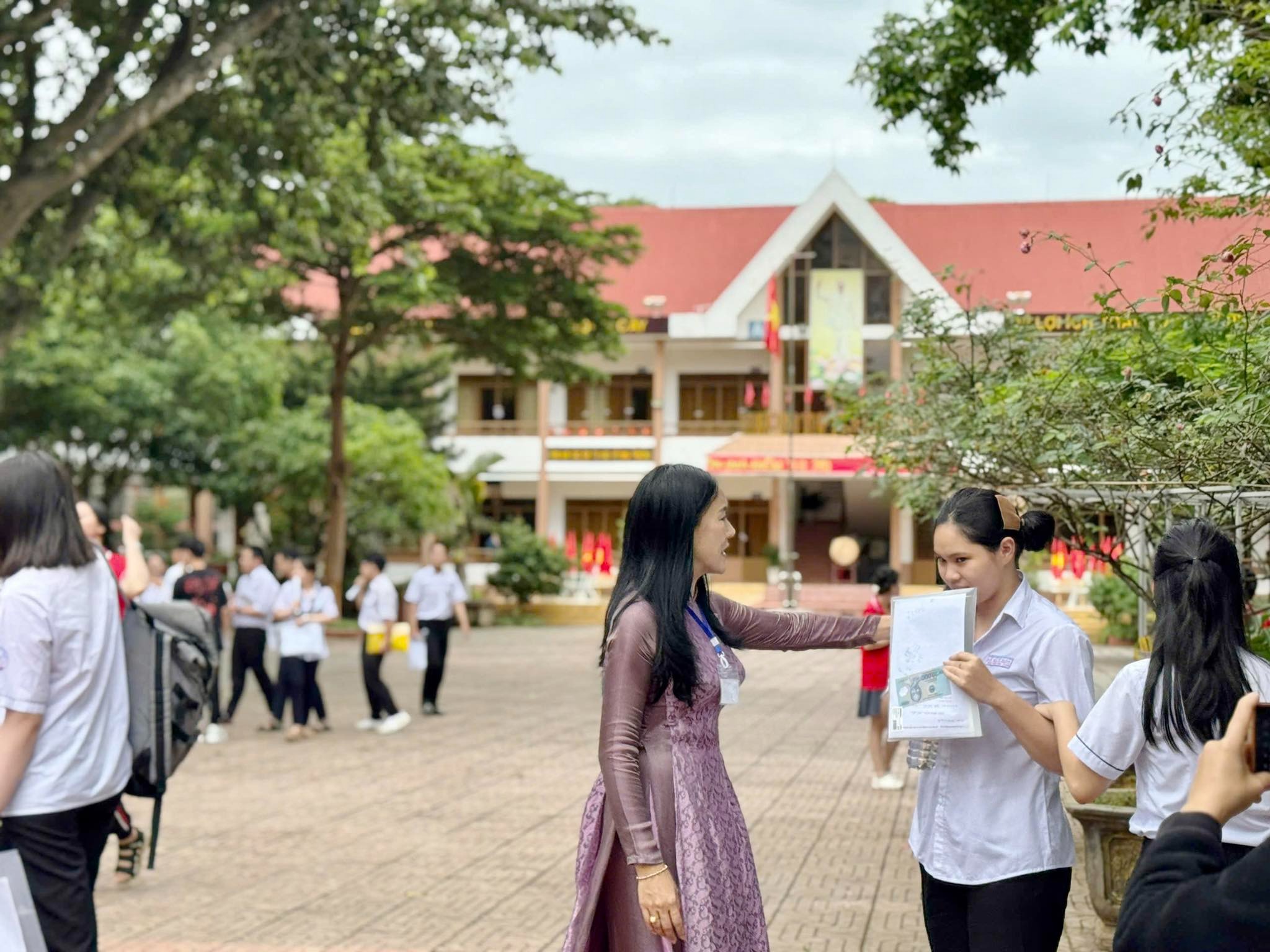 Thư gửi những "chiến binh" tuổi 18 đầy x&uacute;c động của c&ocirc; hiệu trưởng- Ảnh 4.