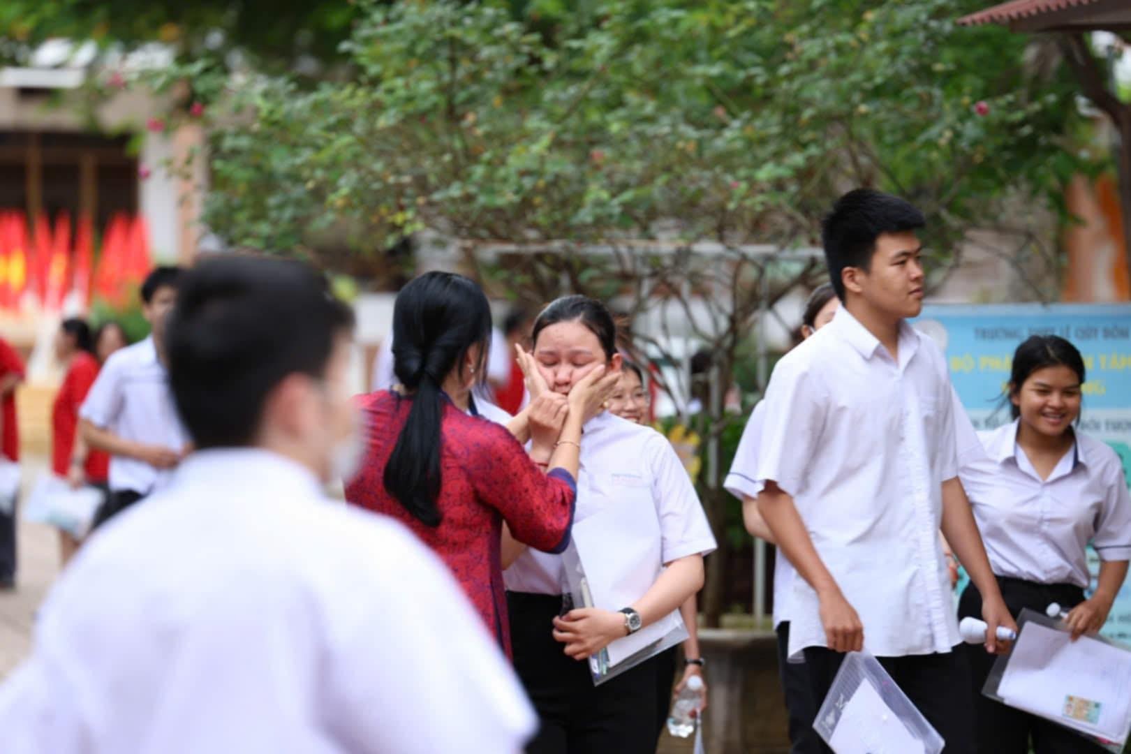 Nhìn lại kỳ thi tốt nghiệp THPT 2025: Đề thi mới có "dễ thở"? - Ảnh 23.