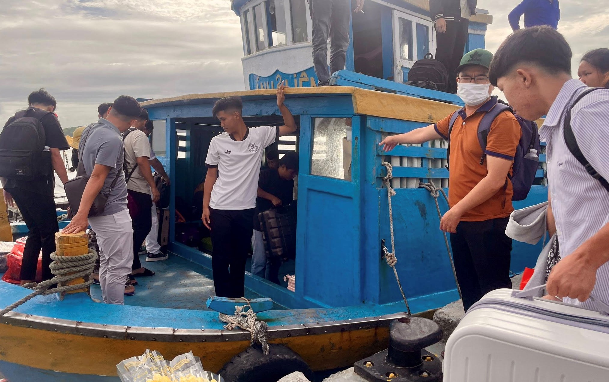 Nhìn lại kỳ thi tốt nghiệp THPT 2025: Đề thi mới có "dễ thở"? - Ảnh 12.