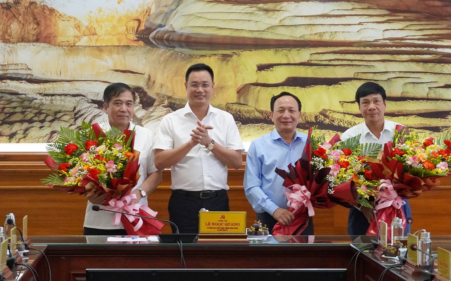 Phó Bí thư thường trực Tỉnh ủy Quảng Bình cùng nhiều lãnh đạo chủ chốt nghỉ hưu