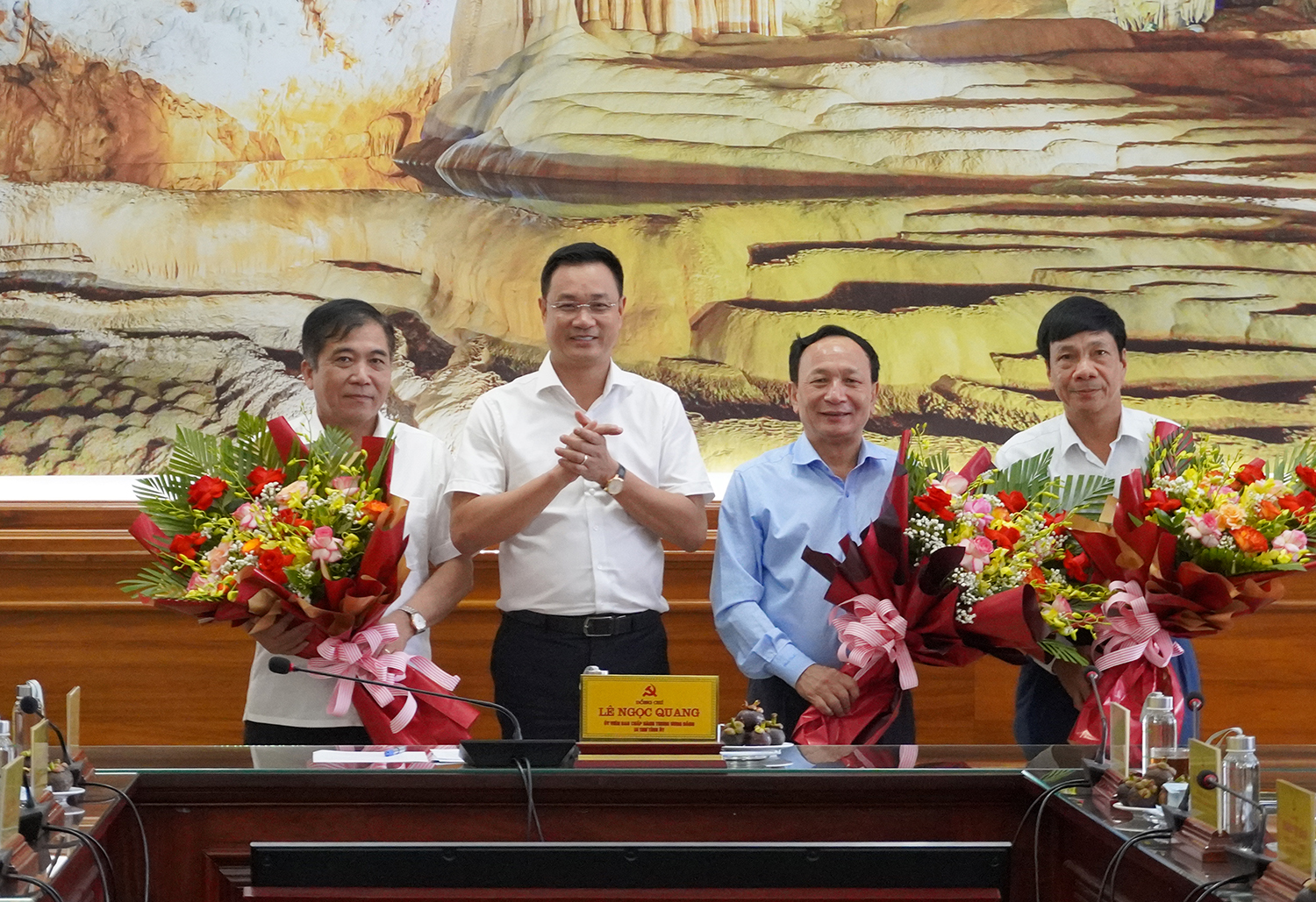 Ph&oacute; B&iacute; thư thường trực Tỉnh ủy Quảng B&igrave;nh c&ugrave;ng nhiều l&atilde;nh đạo xin nghỉ hưu trước khi s&aacute;p nhập với Quảng Trị - Ảnh 1.