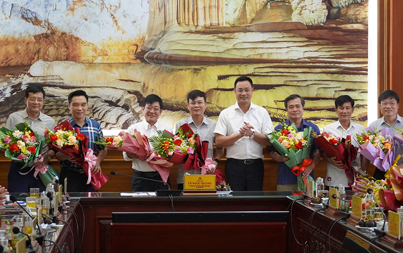 Ph&oacute; B&iacute; thư thường trực Tỉnh ủy Quảng B&igrave;nh c&ugrave;ng nhiều l&atilde;nh đạo xin nghỉ hưu trước khi s&aacute;p nhập với Quảng Trị - Ảnh 2.