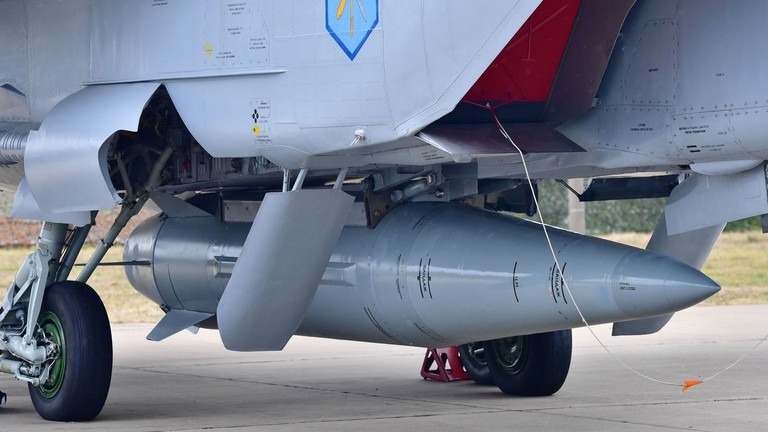 Tên lửa siêu thanh Nga xuất kích, UAV Ukraine tung đòn "phá 4 chiếc Su-34"- Ảnh 1.