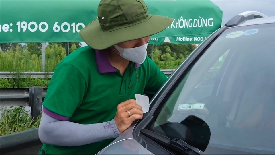 D&aacute;n thẻ thu ph&iacute; kh&ocirc;ng dừng c&oacute; bắt buộc khi đăng kiểm xe?- Ảnh 1.