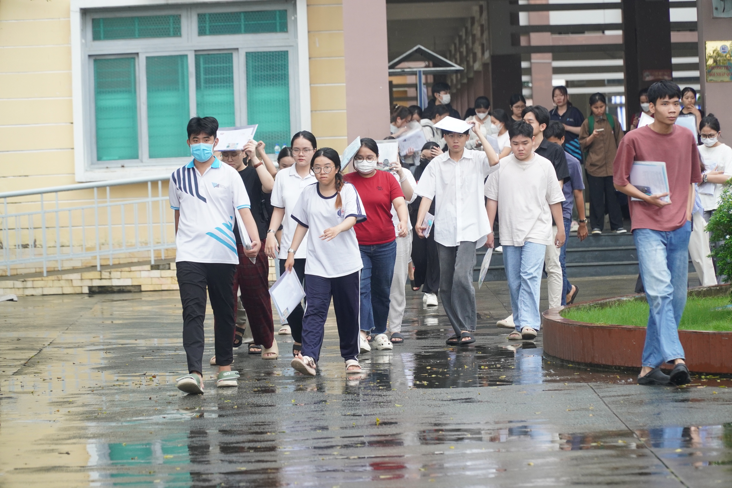 Nhìn lại kỳ thi tốt nghiệp THPT 2025: Đề thi mới có "dễ thở"? - Ảnh 17.