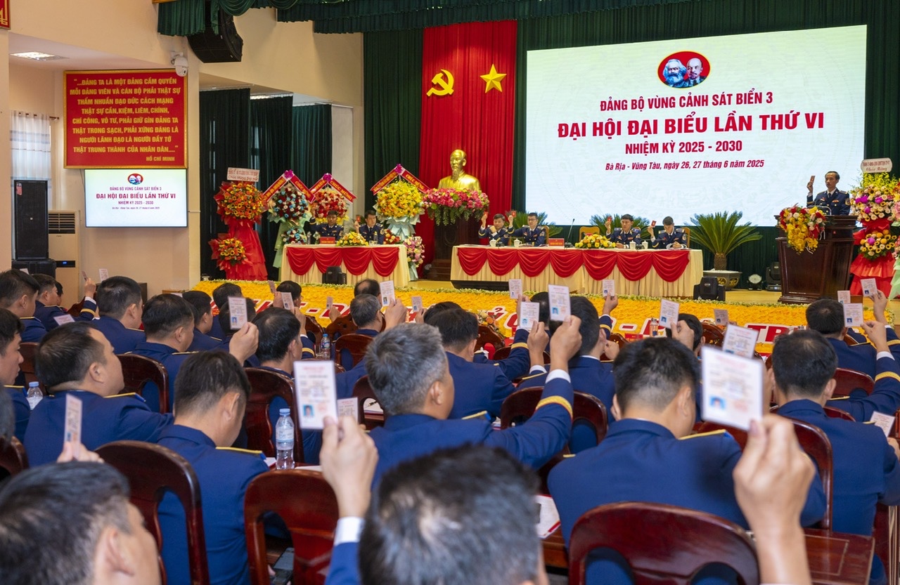 Đại t&aacute; L&ecirc; Văn T&uacute; giữ chức B&iacute; thư Đảng bộ V&ugrave;ng Cảnh s&aacute;t biển 3 - Ảnh 1.