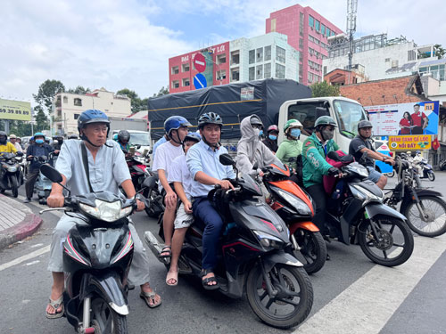 Đề xuất giảm lệ ph&iacute; trước bạ xe m&aacute;y - Ảnh 1.
