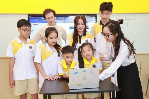 Một doanh nghiệp ở B&igrave;nh Dương d&agrave;nh 5 tỉ đồng mỗi năm để lập quỹ học bổng- Ảnh 2.