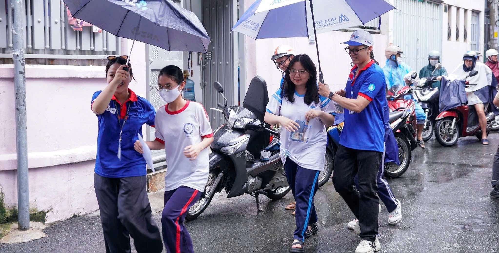 Nhìn lại kỳ thi tốt nghiệp THPT 2025: Đề thi mới có "dễ thở"? - Ảnh 16.
