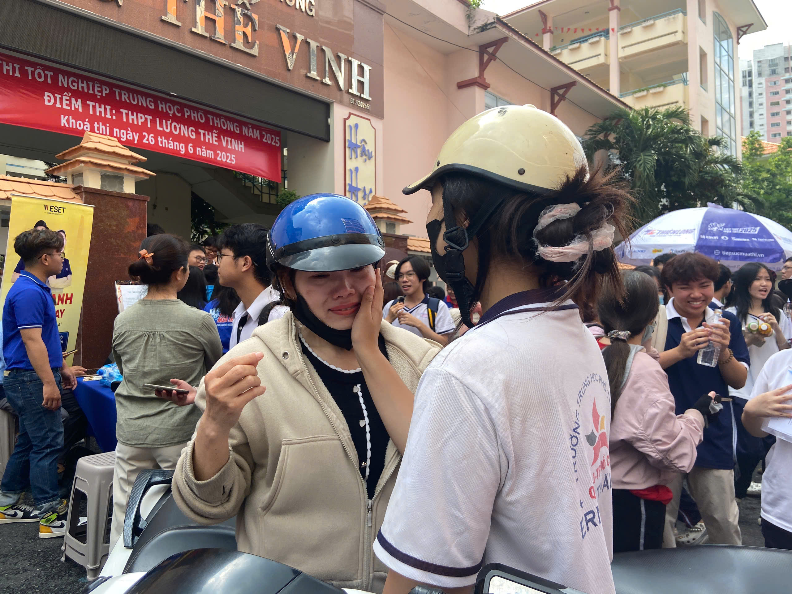 Nhìn lại kỳ thi tốt nghiệp THPT 2025: Đề thi mới có "dễ thở"? - Ảnh 24.