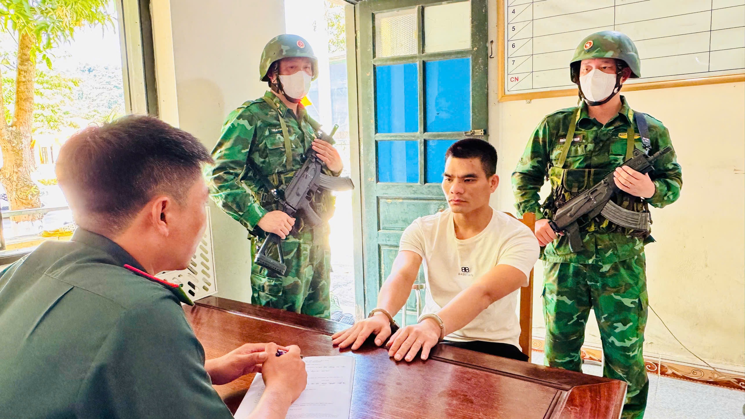 Bắt 2 đối tượng vận chuyển số lượng ma tu&yacute; lớn từ L&agrave;o về Việt Nam- Ảnh 3.