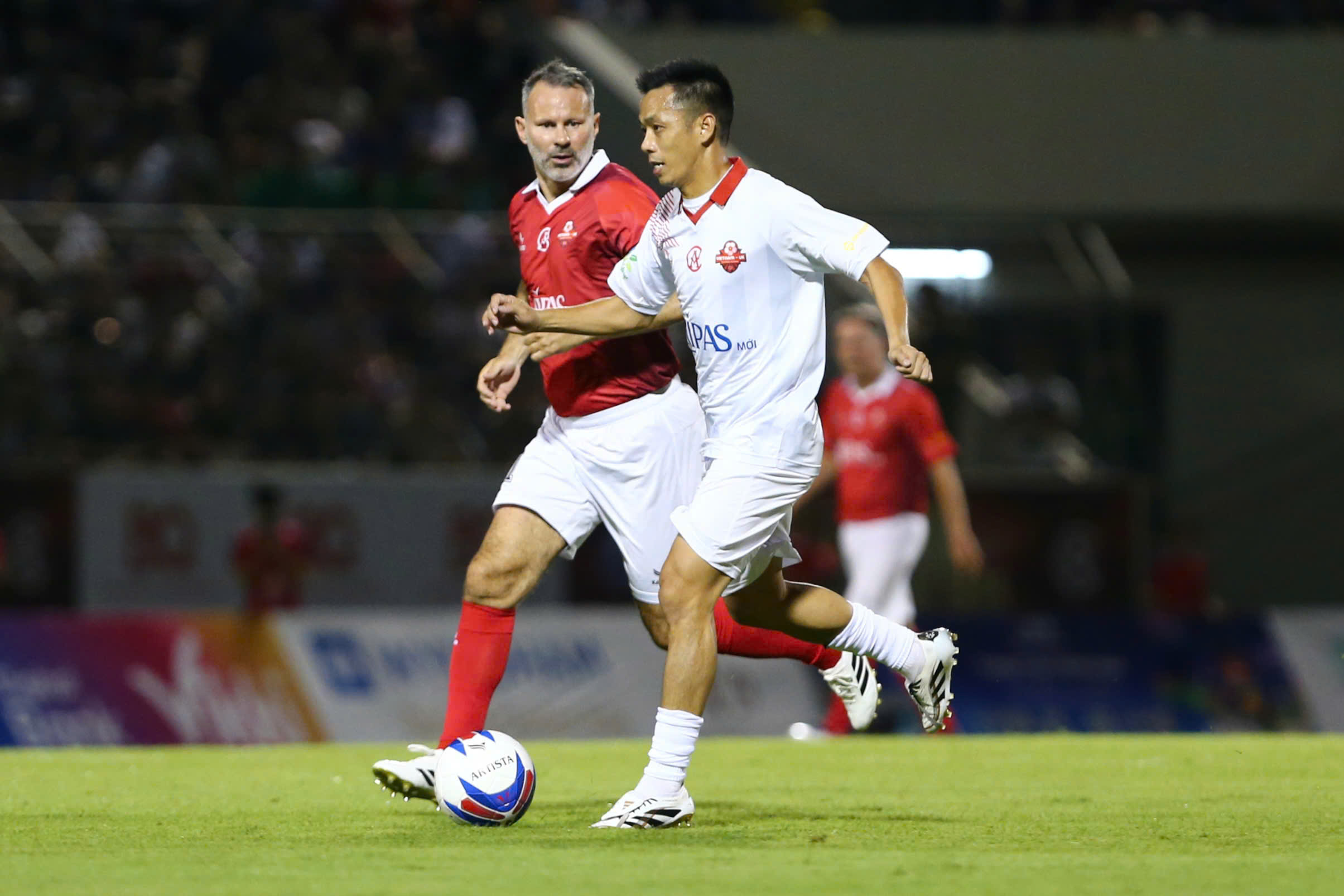 Fan Man United hụt hẫng khi Paul Scholes, Ryan Giggs bất ngờ về nước sớm - Ảnh 3.