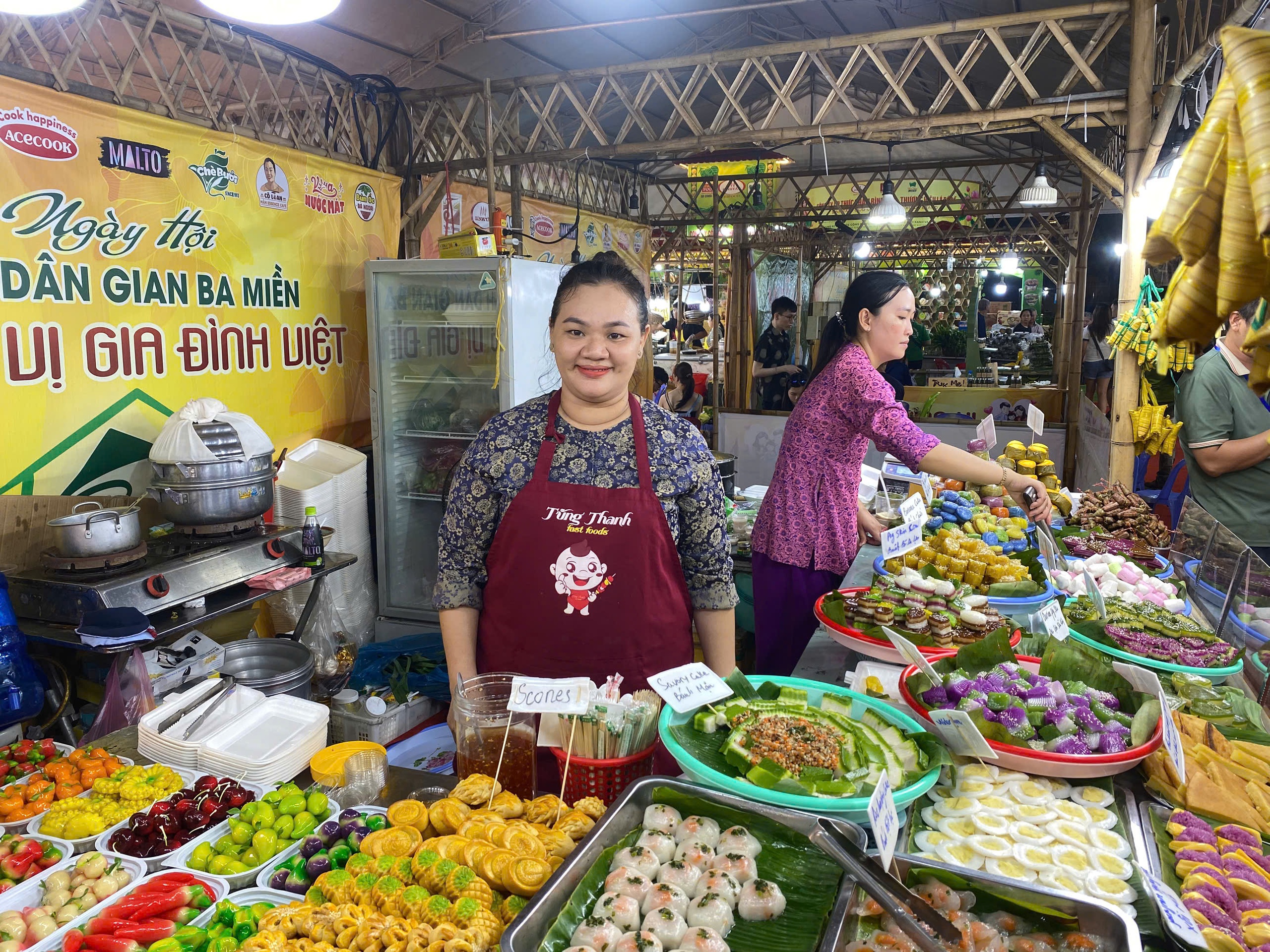 H&agrave;ng ng&agrave;n người đổ về Ng&agrave;y hội b&aacute;nh d&acirc;n gian 3 miền ở trung t&acirc;m TP HCM - Ảnh 3.