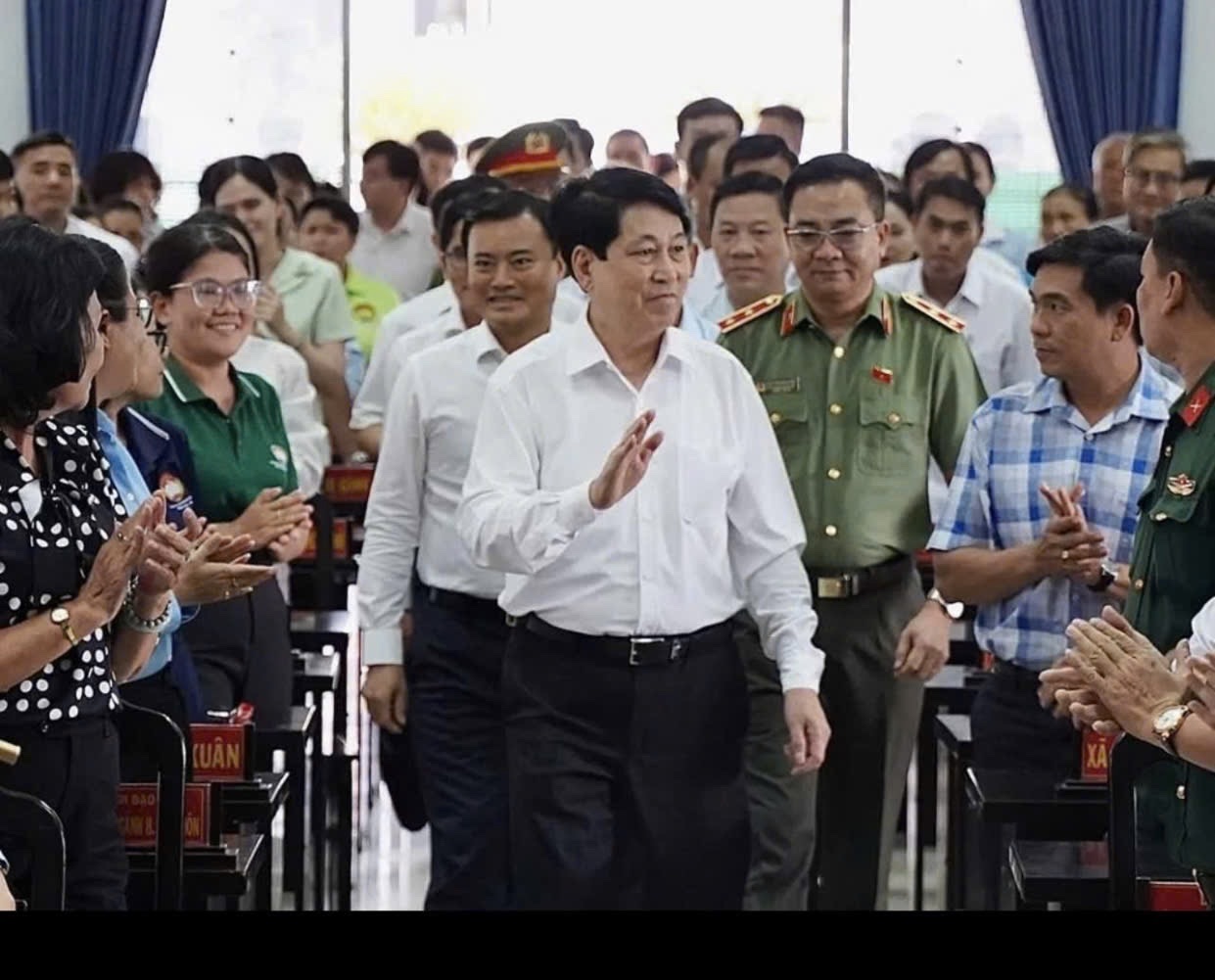 Chủ tịch nước tiếp xúc cử tri huyện Hóc Môn và Củ Chi - Ảnh 1.