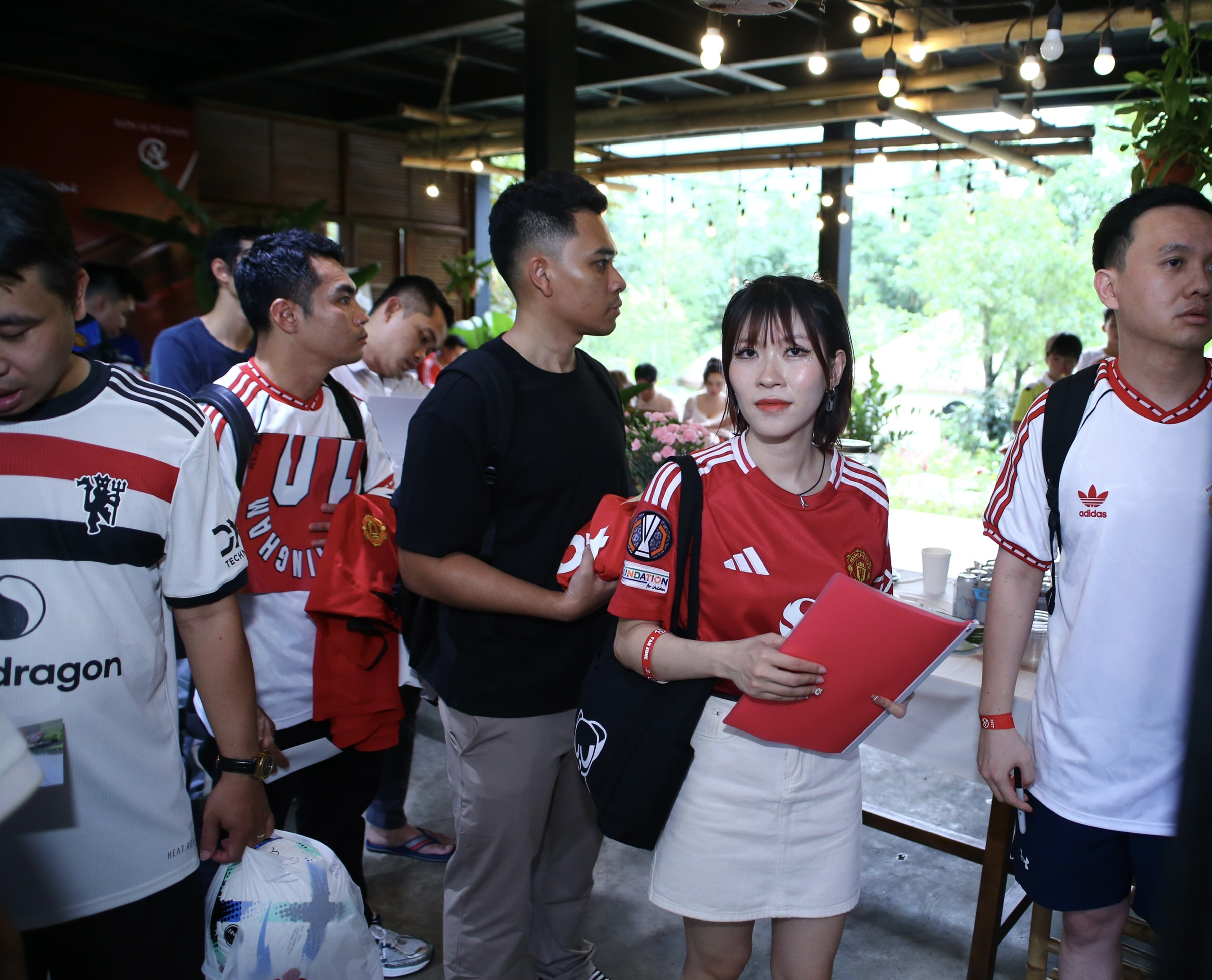 Fan Man United hụt hẫng khi Paul Scholes, Ryan Giggs bất ngờ về nước sớm - Ảnh 1.