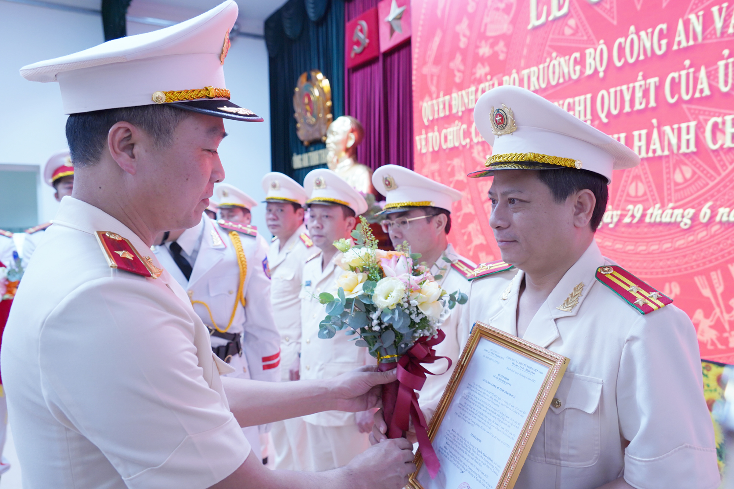 C&ocirc;ng an Thanh H&oacute;a c&ocirc;ng bố quyết định của Bộ C&ocirc;ng an về tổ chức, c&aacute;n bộ- Ảnh 1.