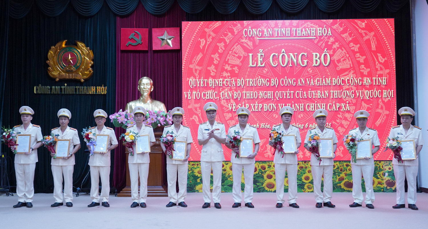C&ocirc;ng an Thanh H&oacute;a c&ocirc;ng bố quyết định của Bộ C&ocirc;ng an về tổ chức, c&aacute;n bộ- Ảnh 2.