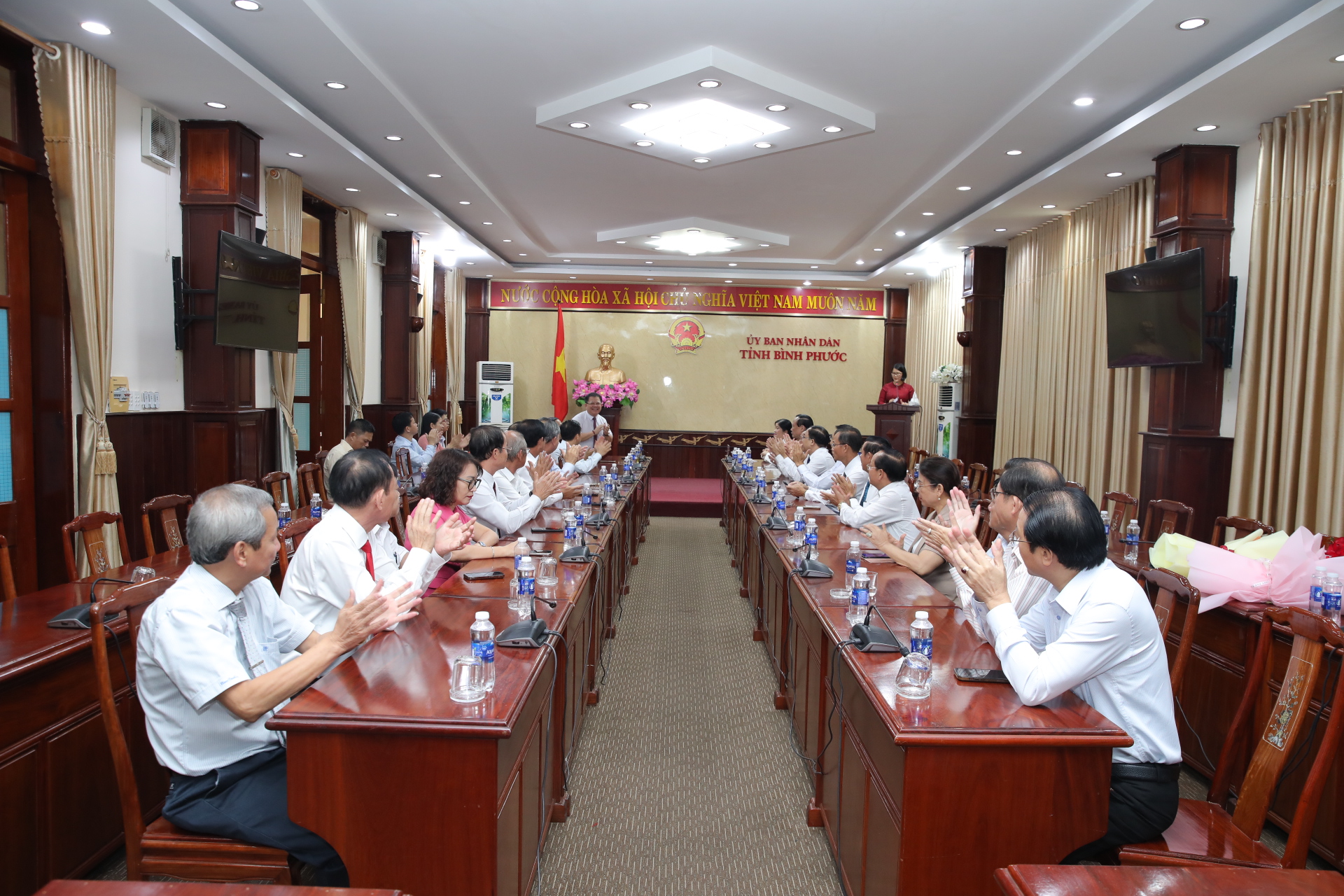 B&igrave;nh Phước trao quyết định nghỉ hưu trước tuổi cho 17 l&atilde;nh đạo sở, ng&agrave;nh, địa phương- Ảnh 1.