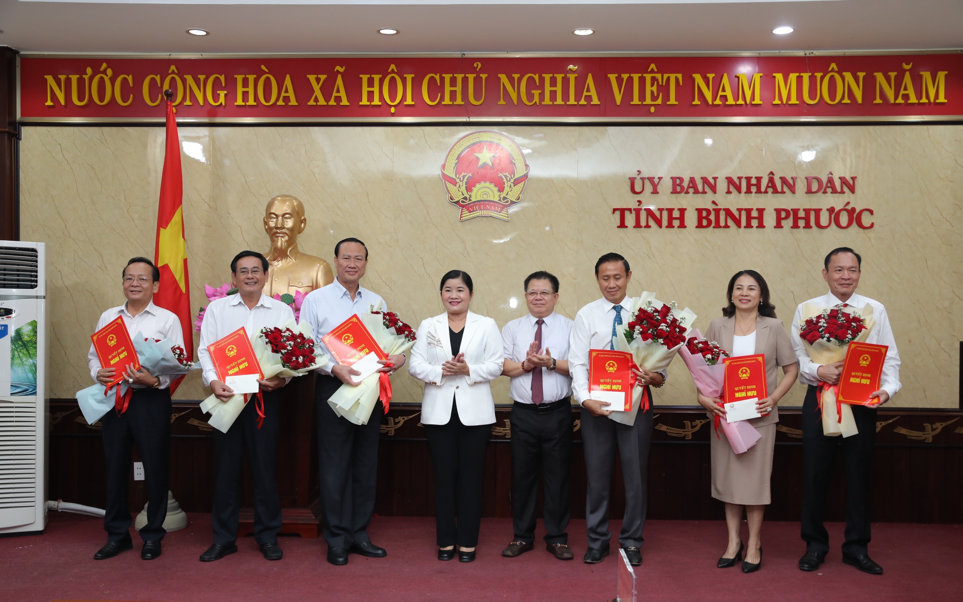 Bình Phước trao quyết định nghỉ hưu trước tuổi cho 17 lãnh đạo sở, ngành, địa phương