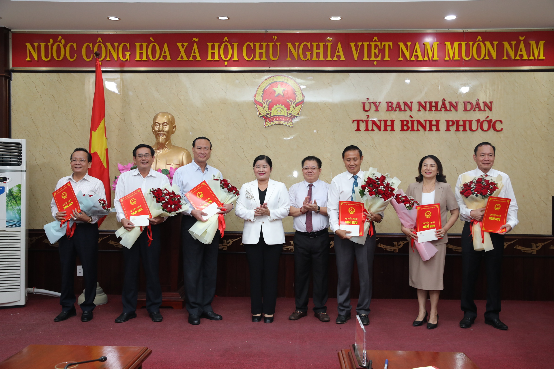 B&igrave;nh Phước trao quyết định nghỉ hưu trước tuổi cho 17 l&atilde;nh đạo sở, ng&agrave;nh, địa phương- Ảnh 2.