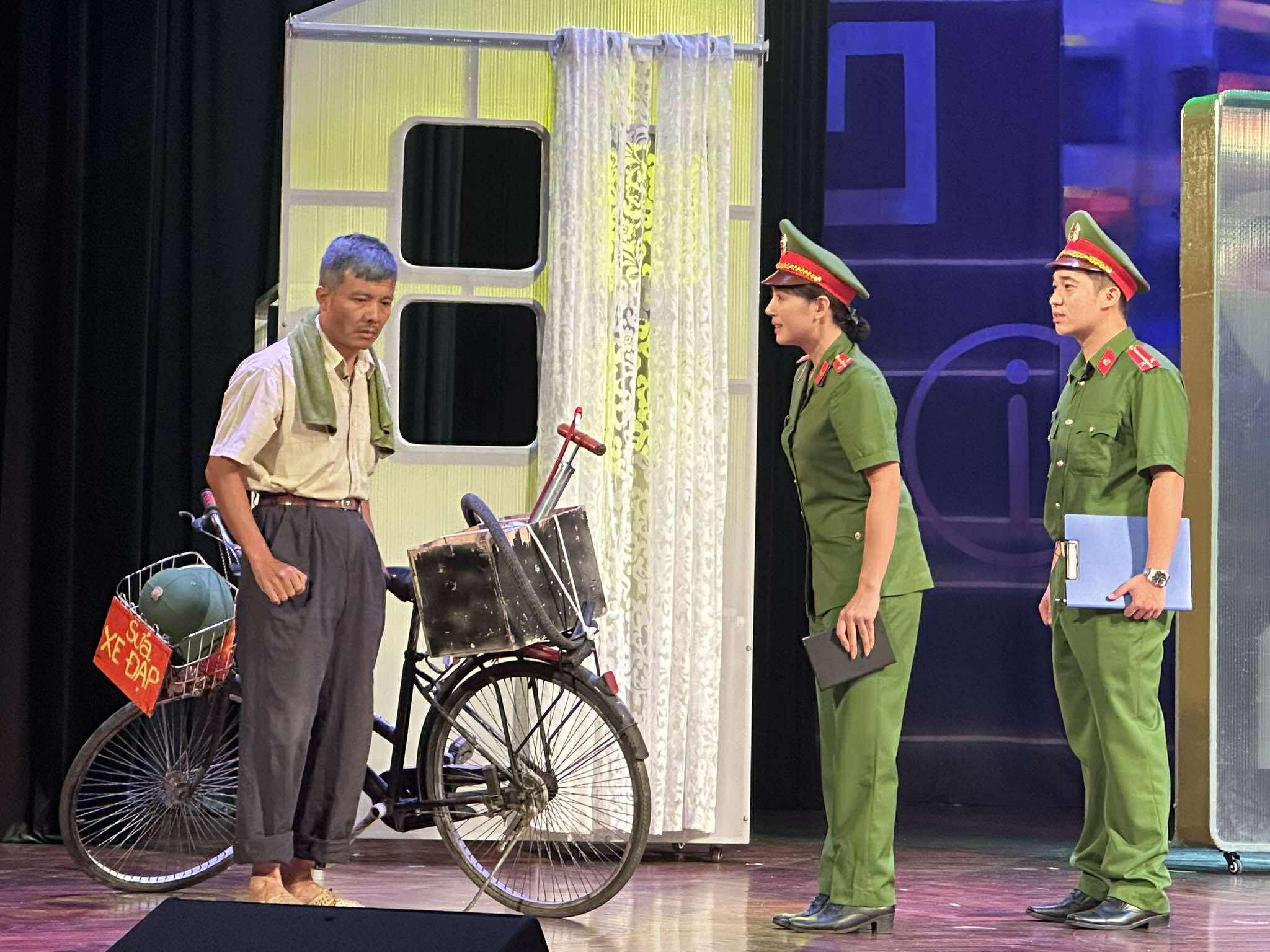 "Trích xuất lòng dân" – Dấu ấn của NSND Trần Ngọc Giàu trong vở kịch "Nhân tình"- Ảnh 3.