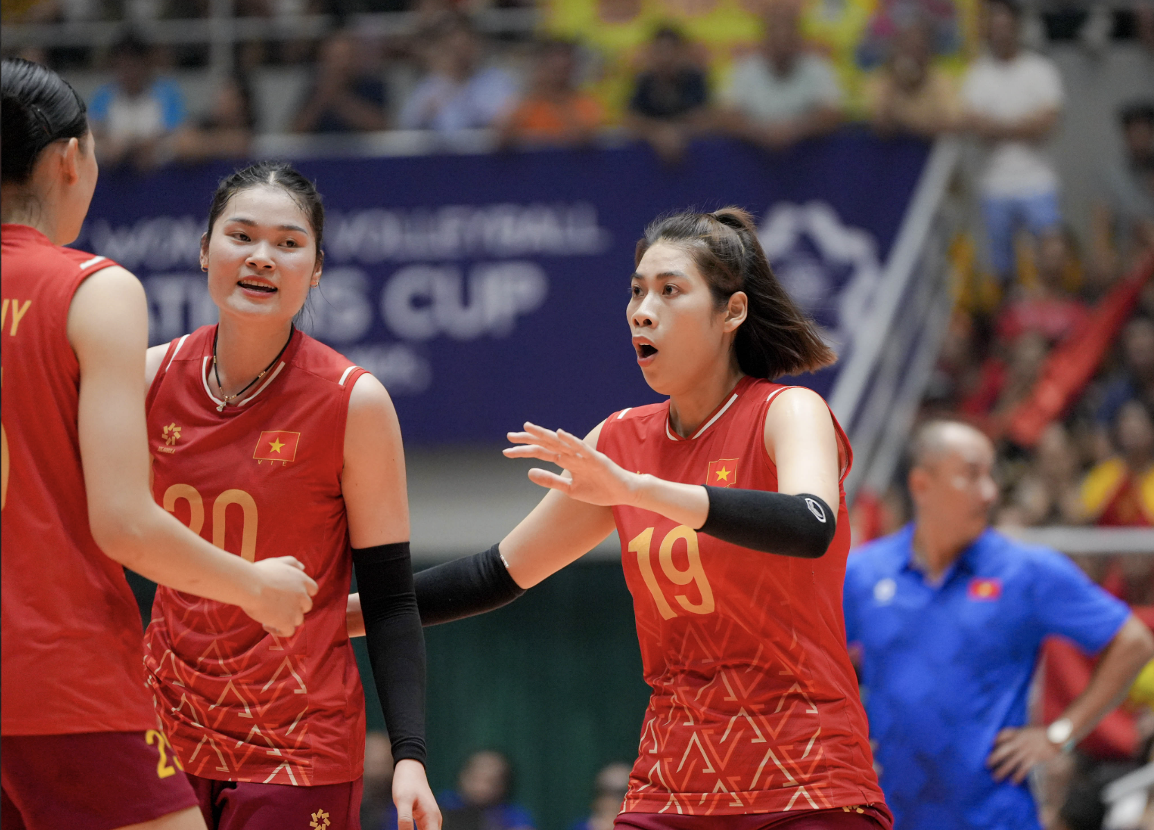 Thắng đậm Philippines, tuyển bóng chuyền nữ Việt Nam dẫn đầu bảng tại VTV Cup- Ảnh 1.