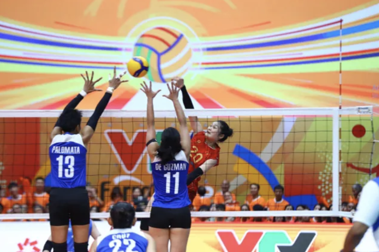 Thắng đậm Philippines, tuyển bóng chuyền nữ Việt Nam dẫn đầu bảng tại VTV Cup- Ảnh 2.