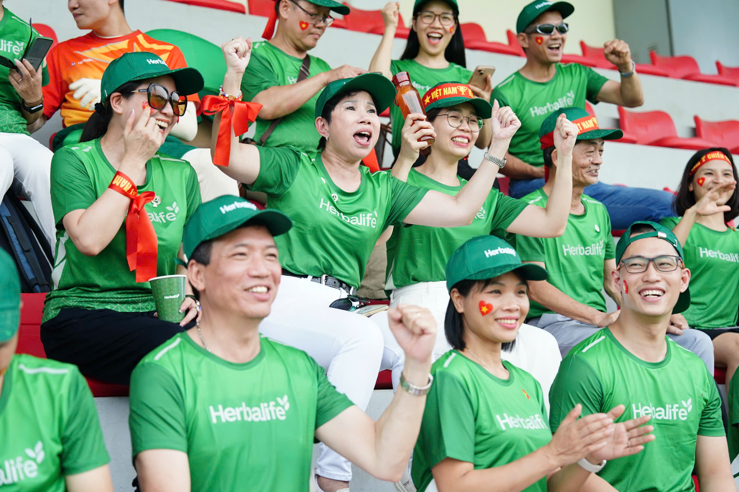 Herbalife đồng h&agrave;nh c&ugrave;ng đội tuyển nữ: Truyền lửa, tiếp sức v&agrave; t&ocirc;n vinh những c&ocirc; g&aacute;i v&agrave;ng s&acirc;n cỏ- Ảnh 1.
