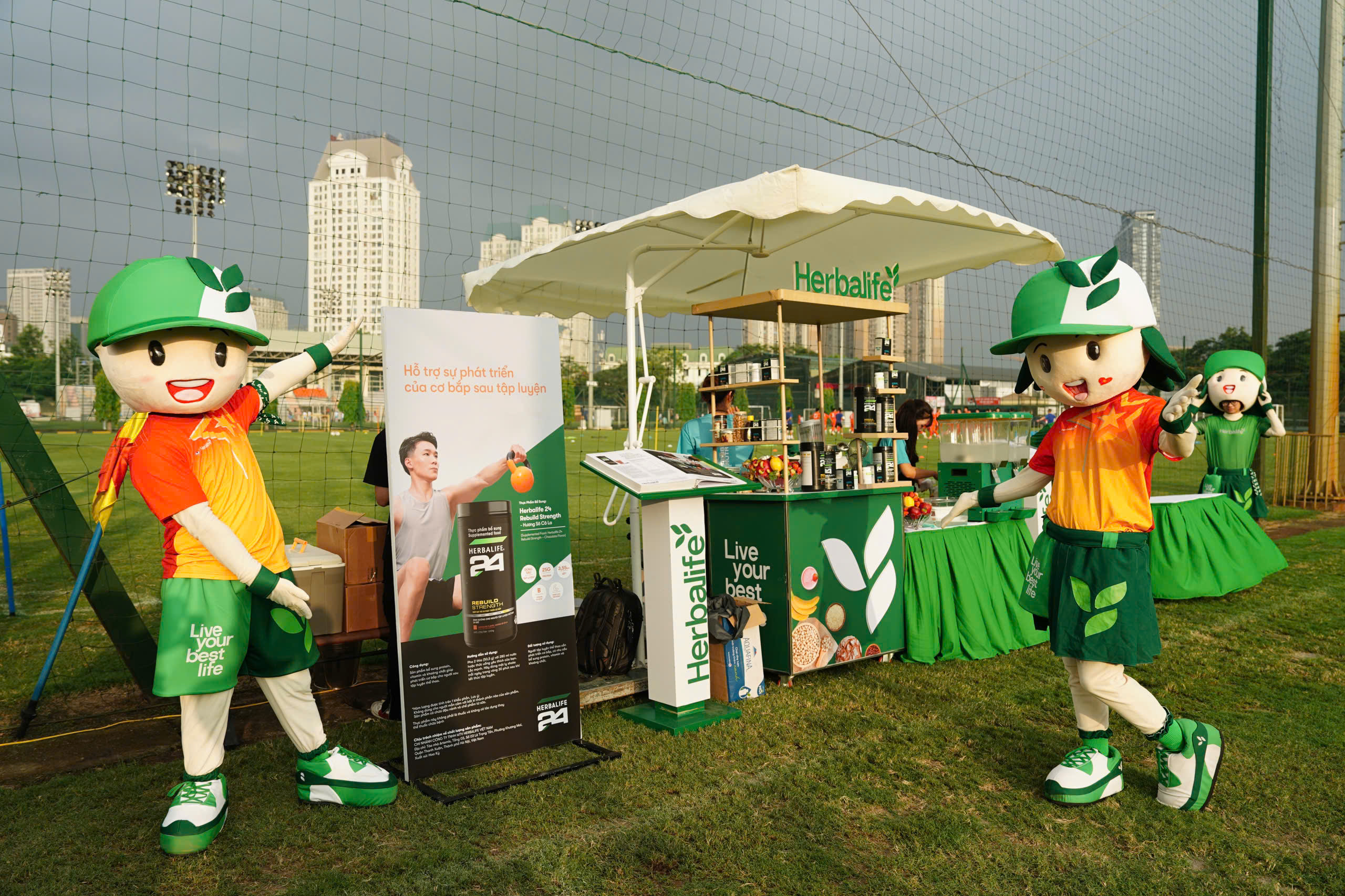 Herbalife đồng h&agrave;nh c&ugrave;ng đội tuyển nữ: Truyền lửa, tiếp sức v&agrave; t&ocirc;n vinh những c&ocirc; g&aacute;i v&agrave;ng s&acirc;n cỏ- Ảnh 2.