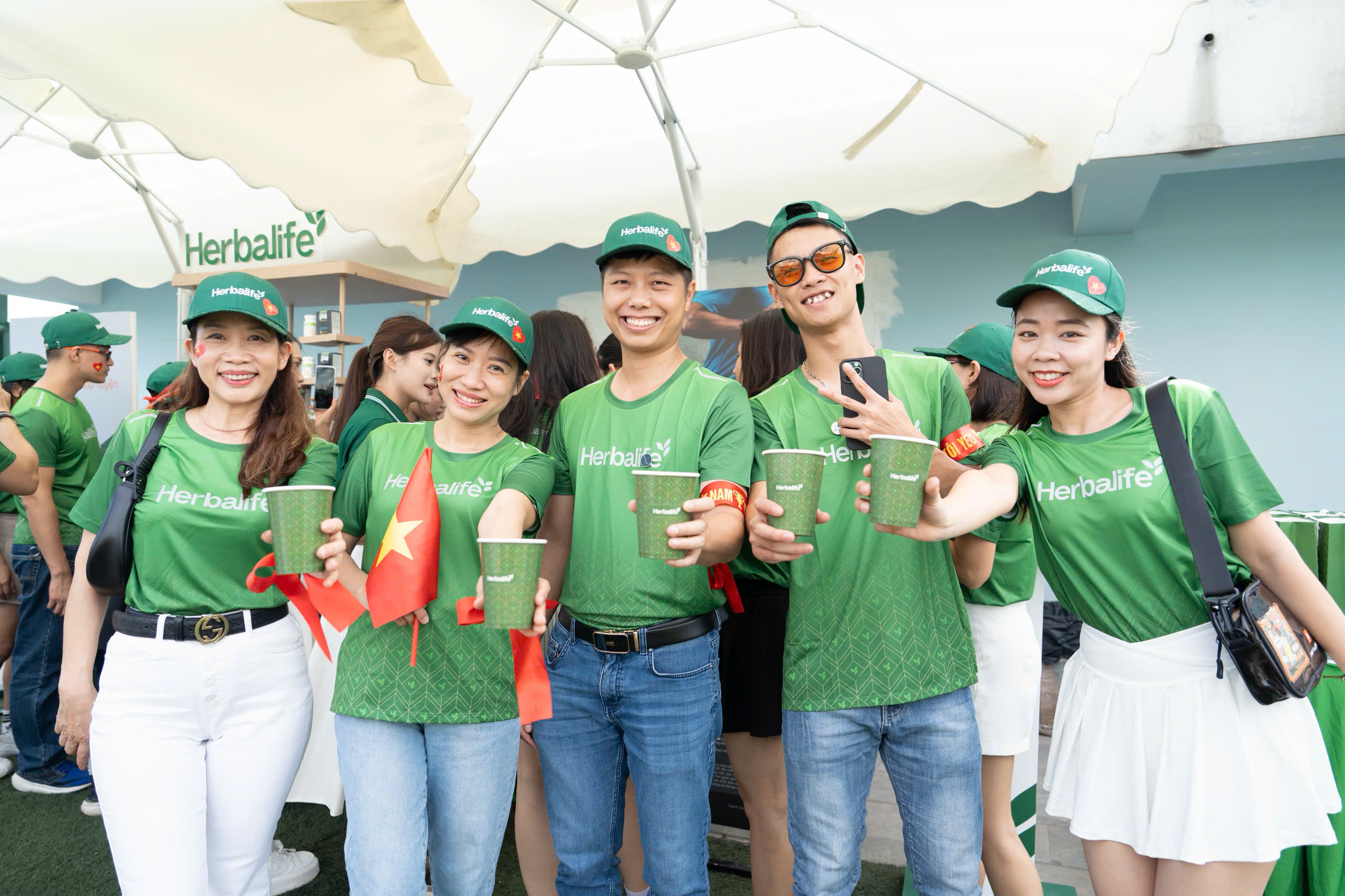 Herbalife đồng h&agrave;nh c&ugrave;ng đội tuyển nữ: Truyền lửa, tiếp sức v&agrave; t&ocirc;n vinh những c&ocirc; g&aacute;i v&agrave;ng s&acirc;n cỏ- Ảnh 4.
