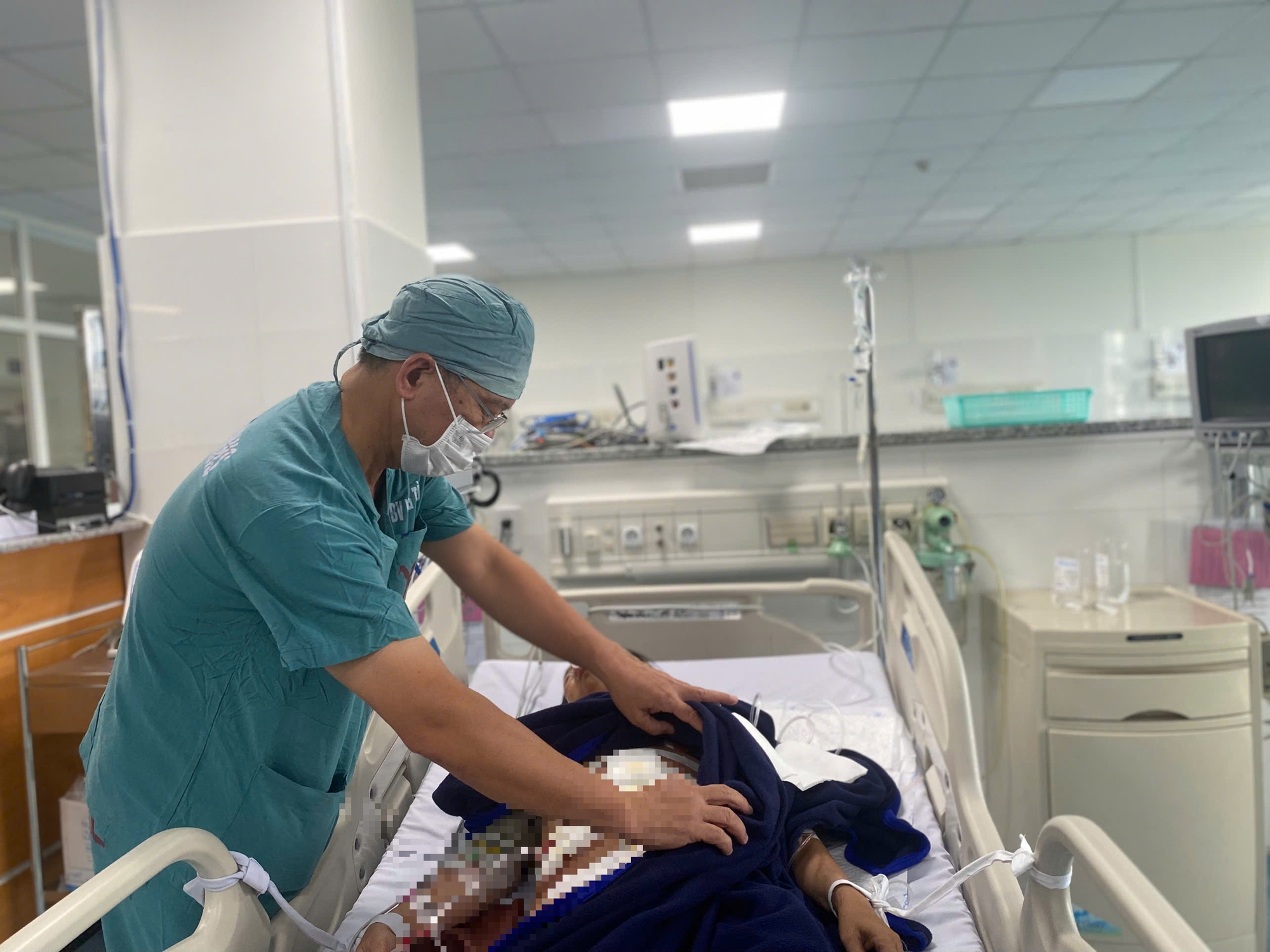 Bệnh viện Vũng Tàu tách khối u nặng 5 kg khỏi bụng người phụ nữ 56 tuổi- Ảnh 2.