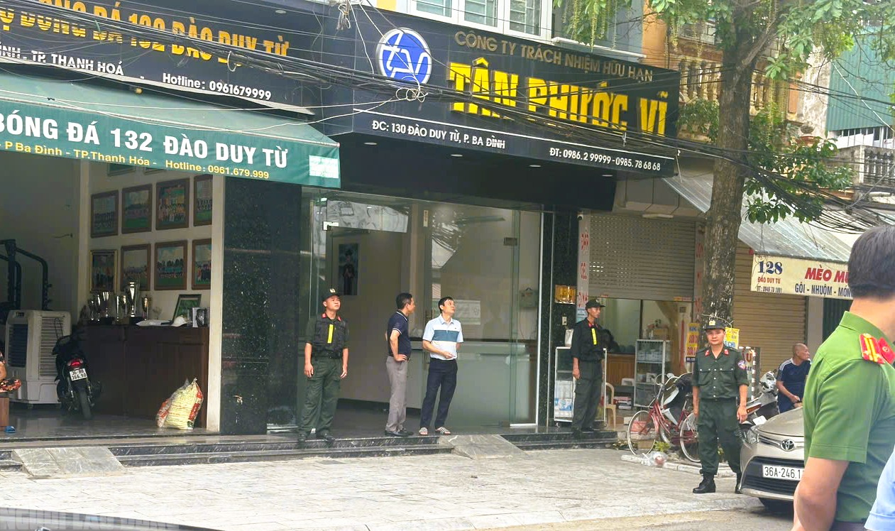 VIDEO: Hàng trăm cảnh sát khám xét nhà trùm giang hồ Vi "ngộ"- Ảnh 1.